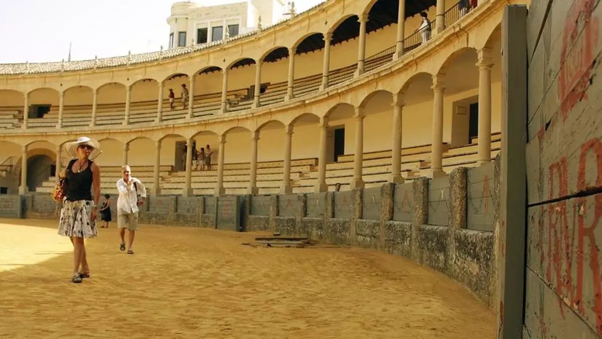 Imagen de archivo de turistas visitando la plaza de toros de Ronda.