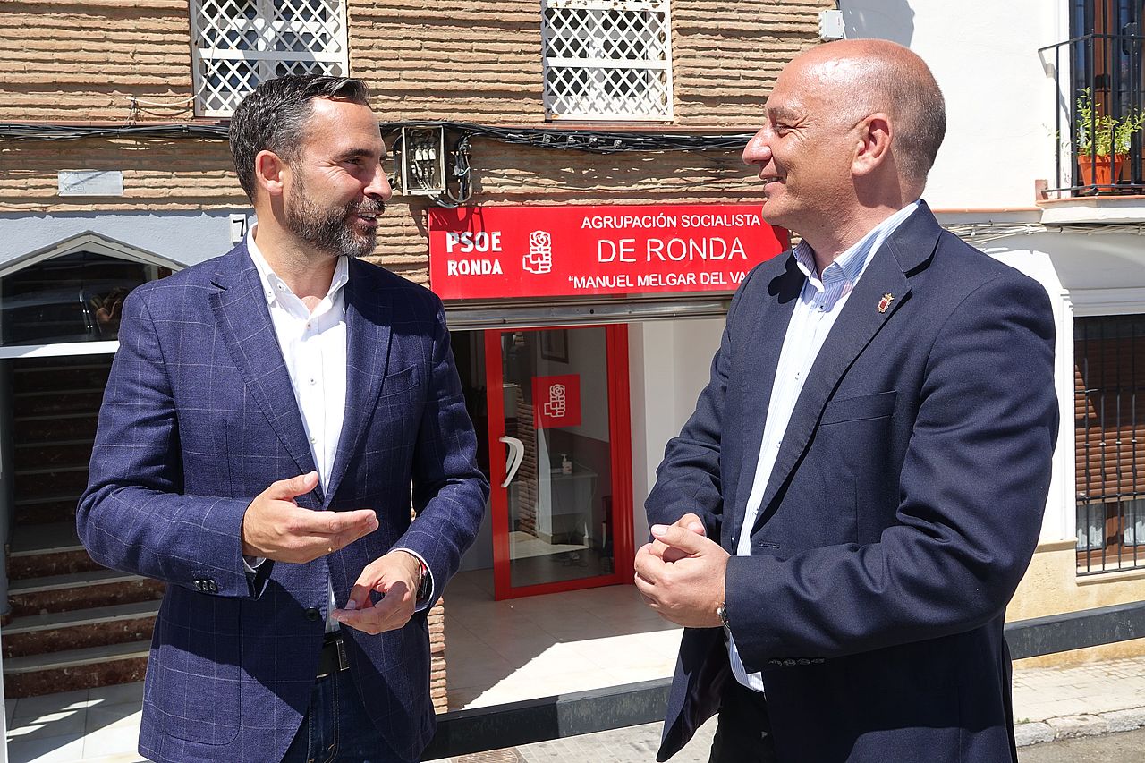 Críticos del PSOE de Ronda, como Juan Fraile o Juan Benítez, firman un manifiesto exigiendo la dimisión del secretario provincial, Daniel Pérez