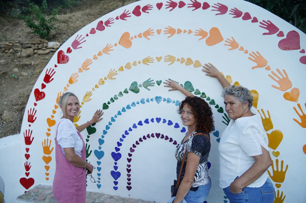 Tes vecinas del pueblo serrano muestran su última escultura.