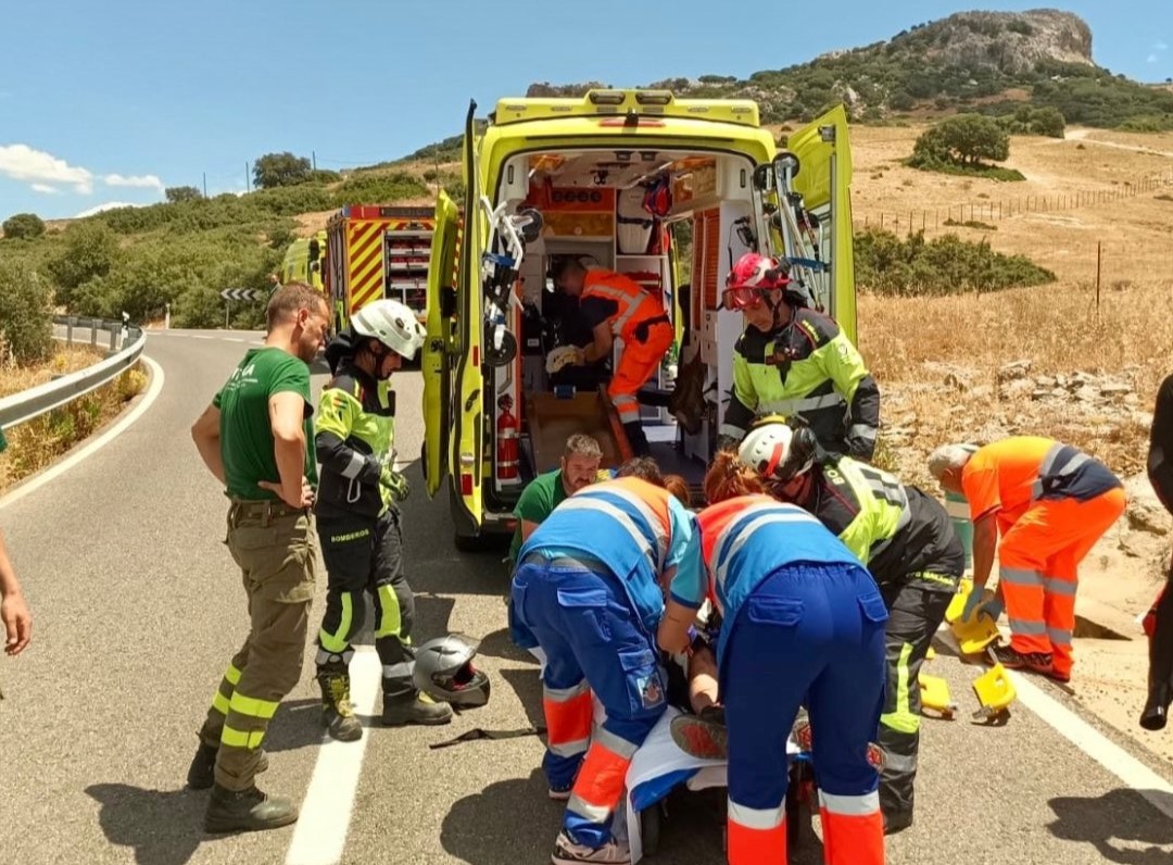 Momento en el que el motorista es trasladado al Hospital en una ambulancia. Foto Consorcio de Bomberos.