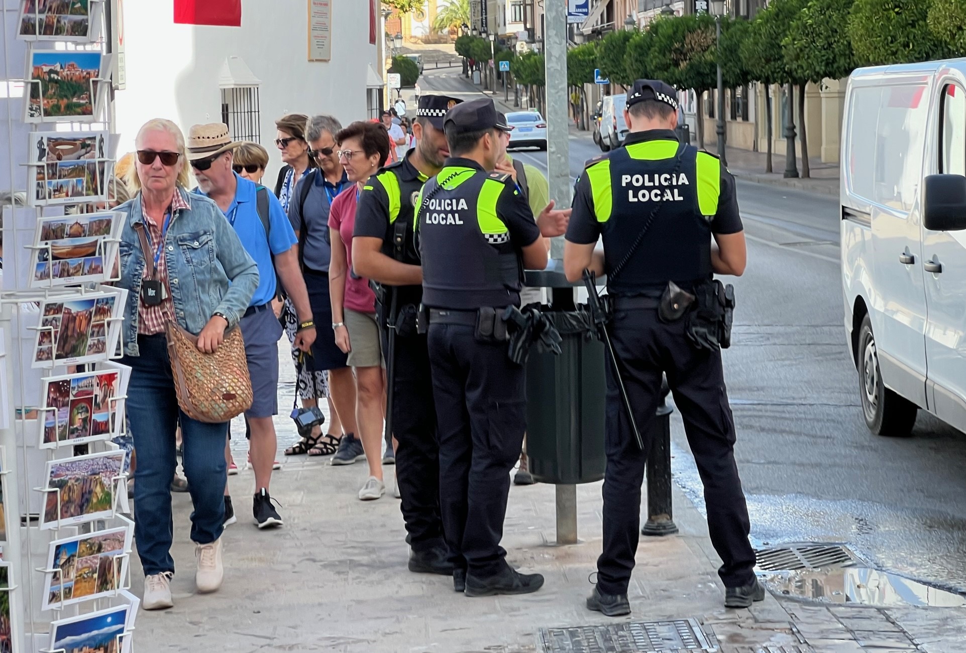 Agentes de la Policía Local en uno de sus servicios de vigilancia en el centro.