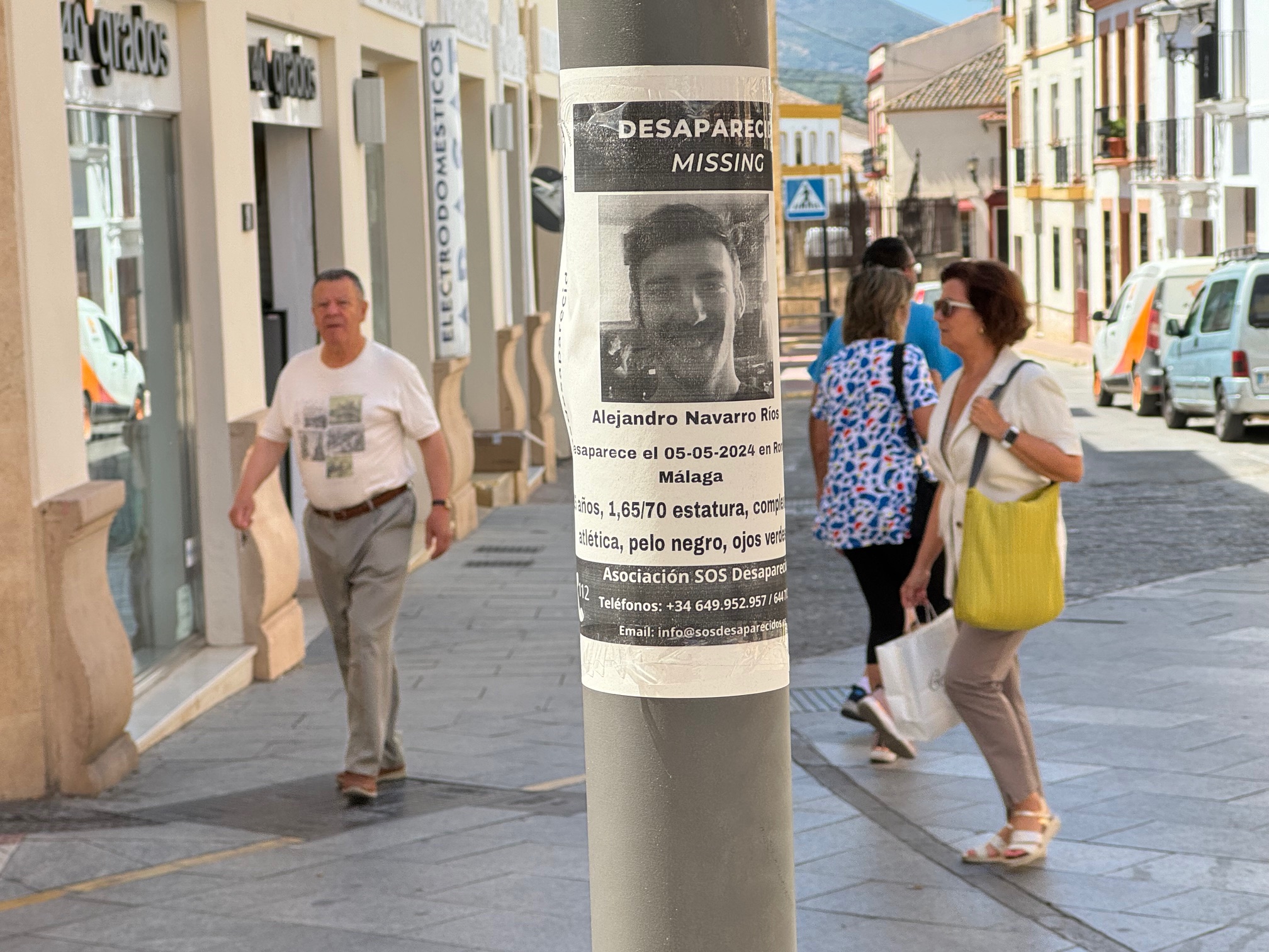 Los familiares de Alejandro han colocado carteles con su foto por toda Ronda y poblaciones de la Costa del Sol.