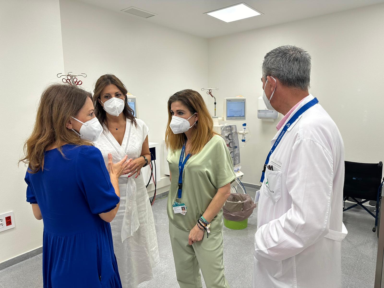 La delegada del Gobierno andaluz, junto a la alcaldesa y los responsables del Hospital de la Serranía.