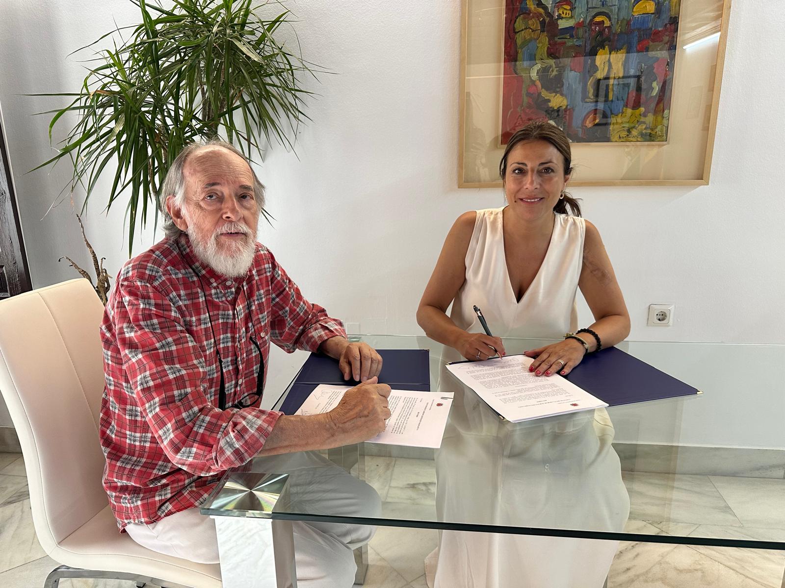 La alcaldesa y el presidente de Apymer han firmado el convenio de colaboración.