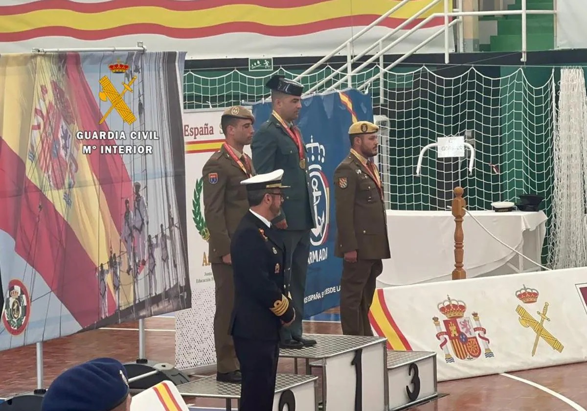 El guardia civil de Ronda en el momento de recibir su medalla de oro.