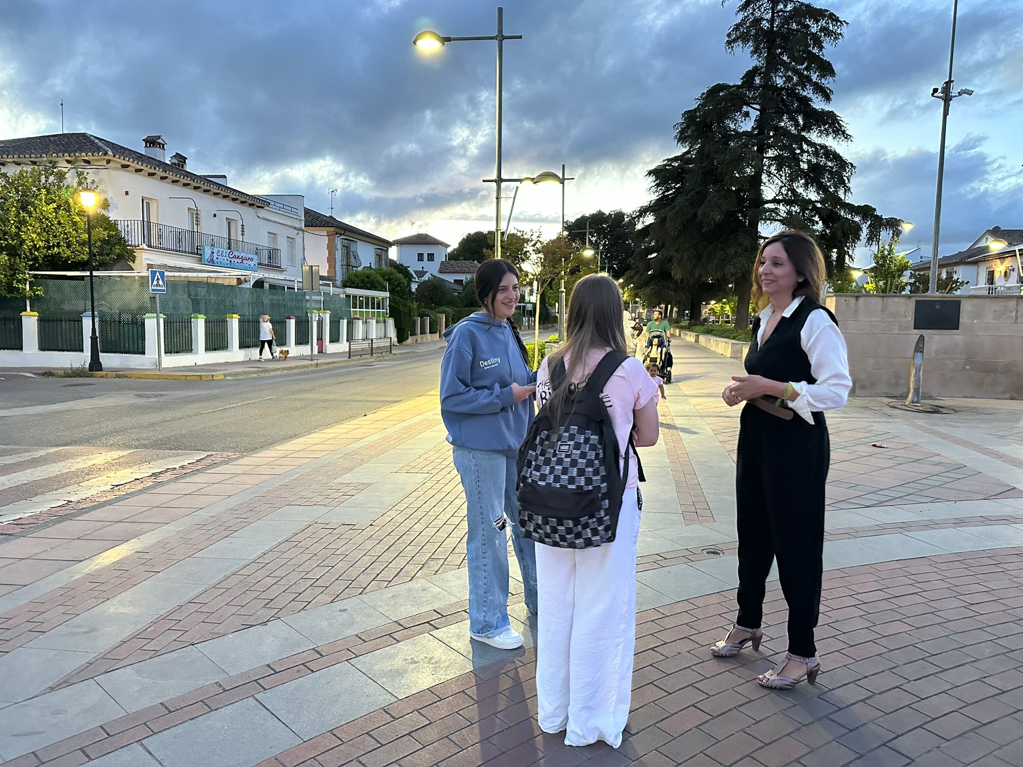La concejal de Obras comprobó ayer el resultado que han dado los 80 nuevos puntos de luz.