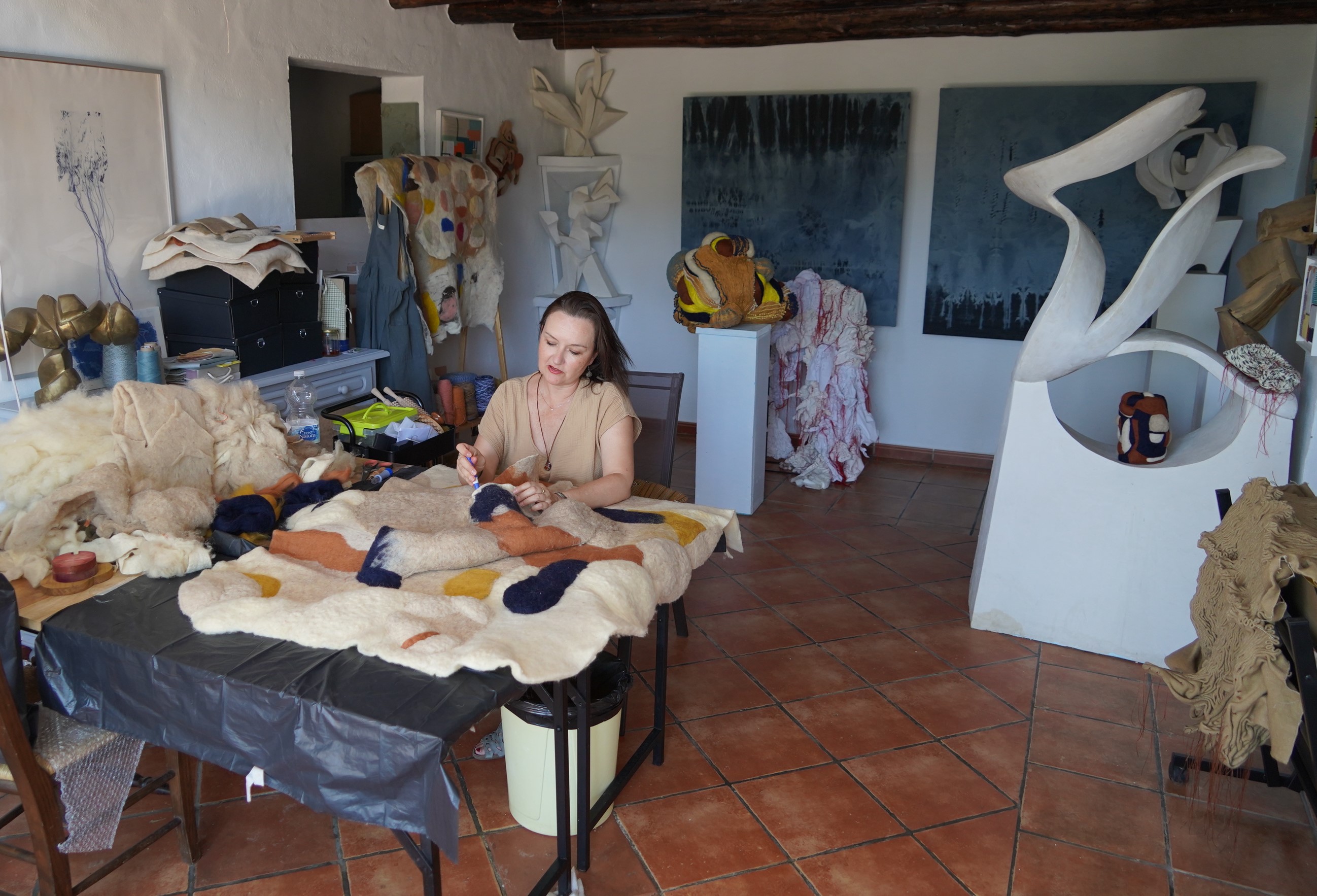 La diseñadora realizando sus obras textiles en su taller de Genalguacil.