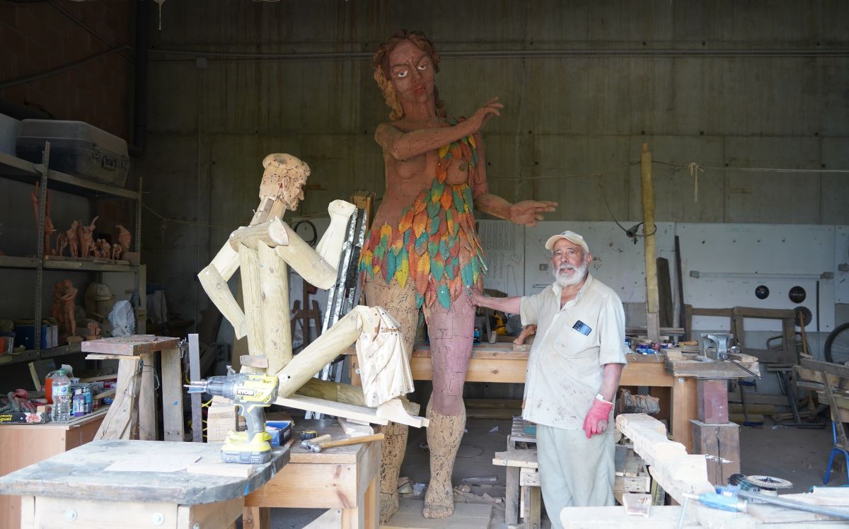 El escultor con algunas de las obras que está ultimando en su taller.