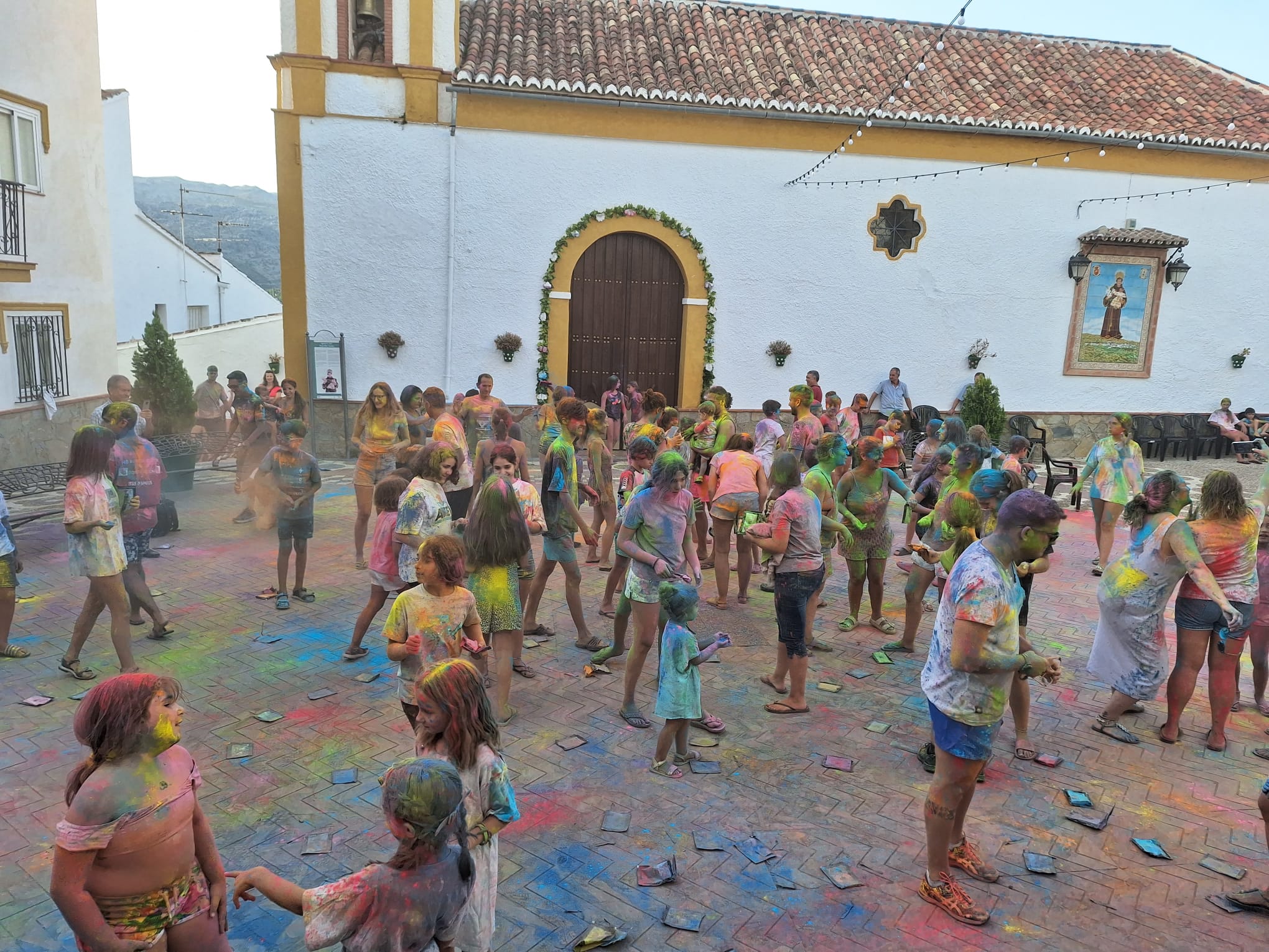Numerosos vecinos y visitantes participan en las actividades que se organizan.