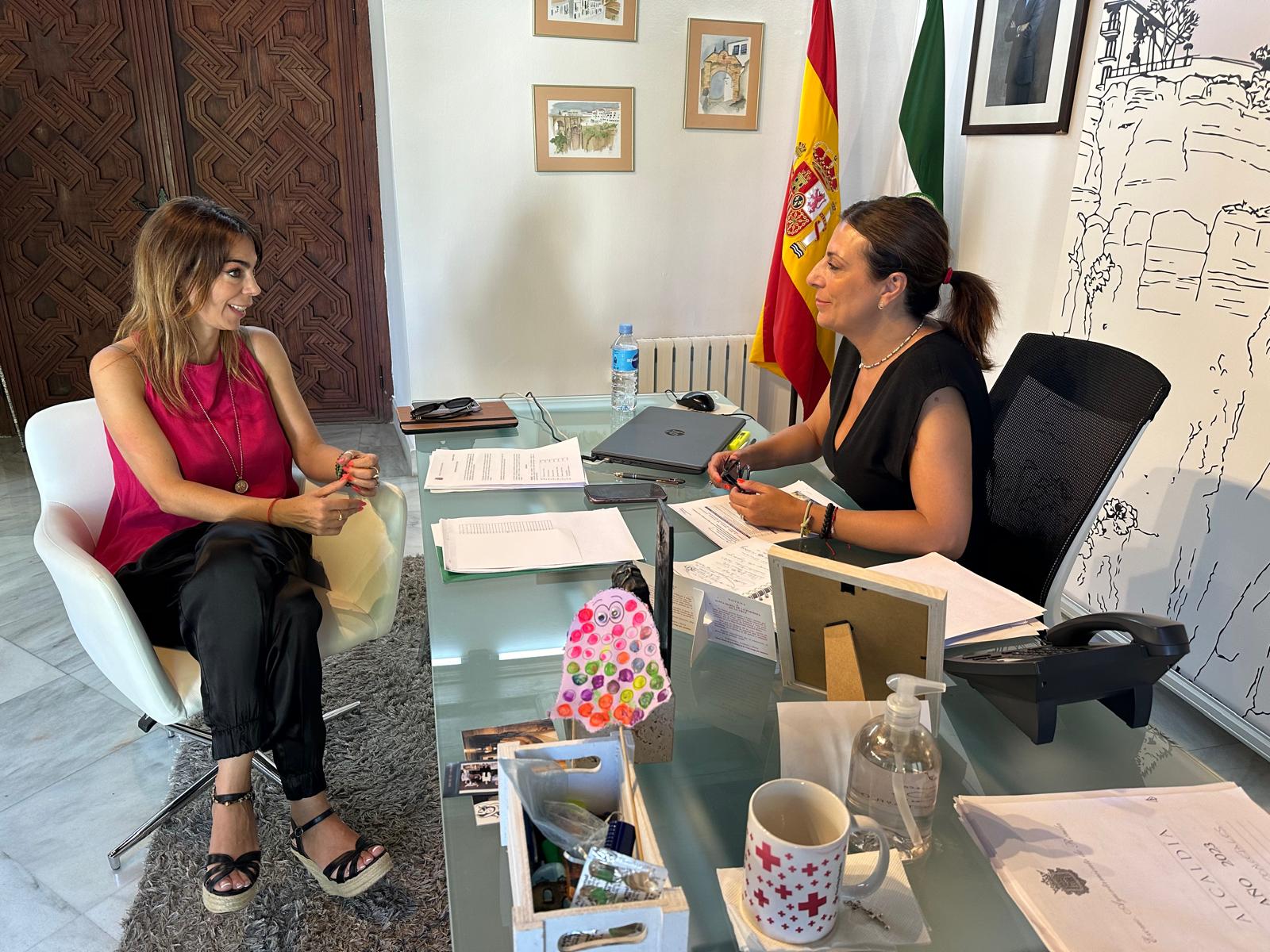 La delegada provincial de Administración Local junto a la alcaldesa en la reunión mantenida.
