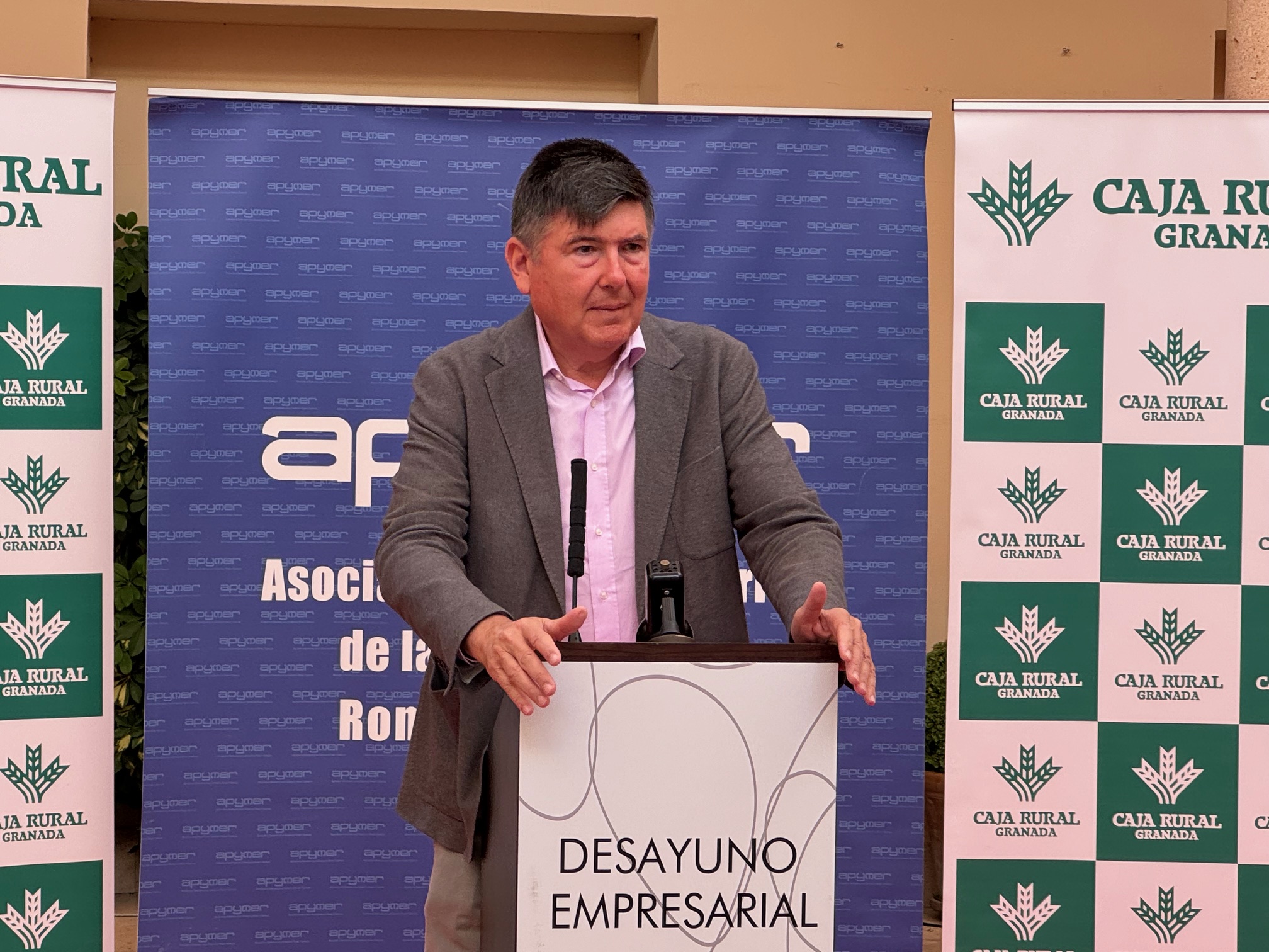 Manuel Pimentel habla a los empresarios rondeños sobre ‘La venganza del campo’