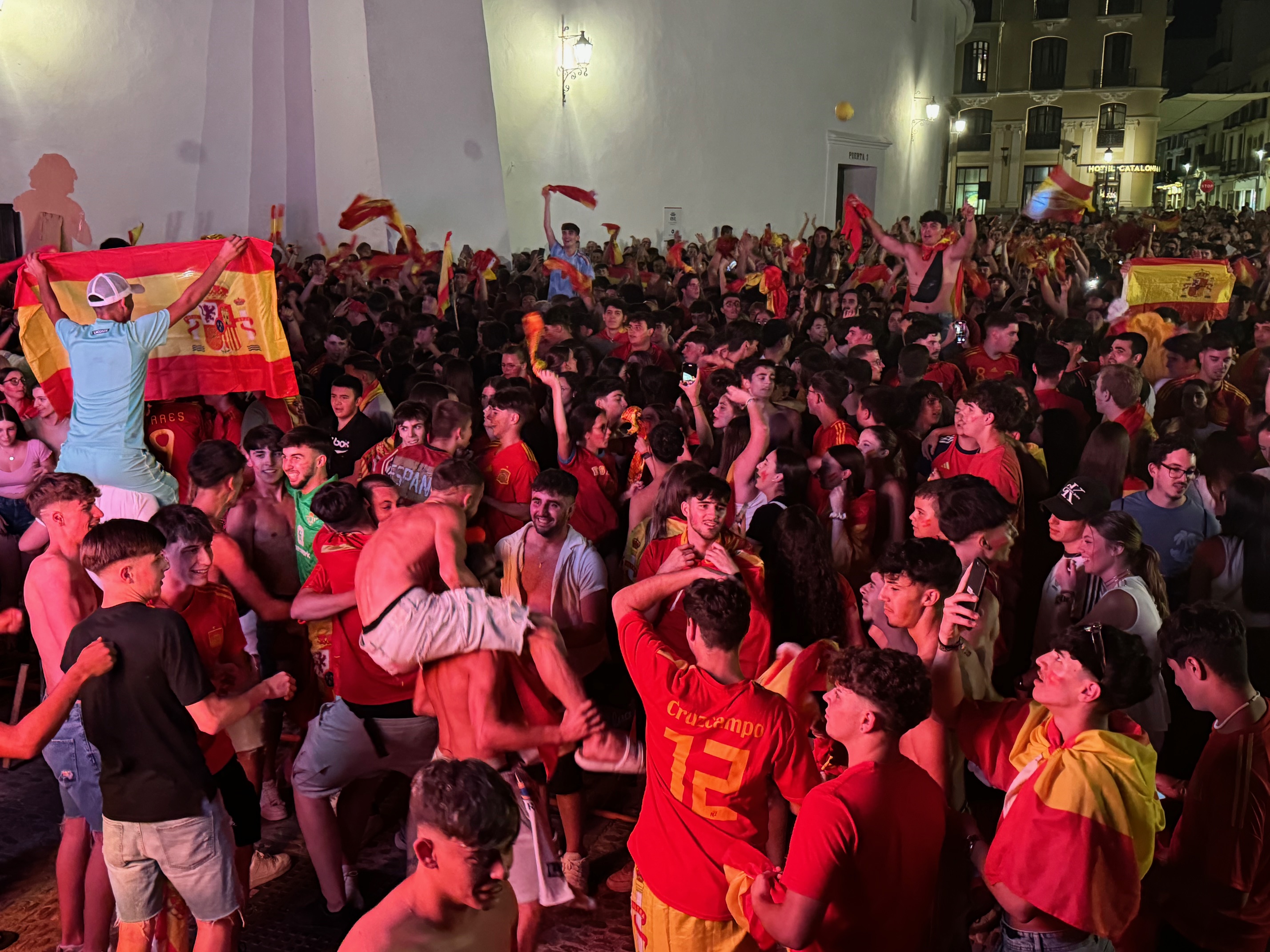 Cientos de aficionados se concentraron en la plaza de Blas Infante para presenciar el partido.