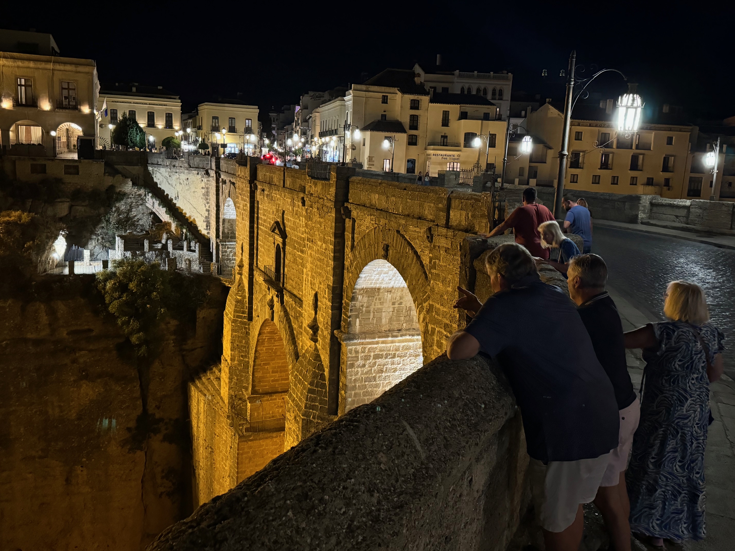 Los turistas ya pueden disfrutar de la nueva iluminación del Puente Nuevo.