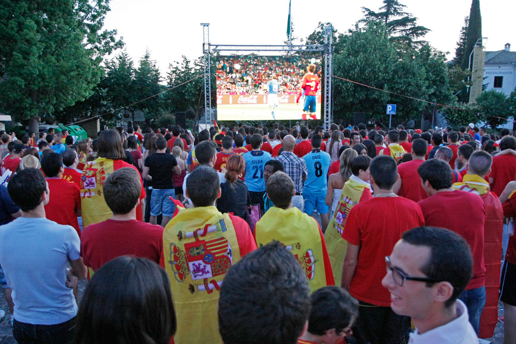 Los rondeños siguieron la Eurocopa de 2012 en una gran pantalla en Blas Infante. Foto Diario Ronda.