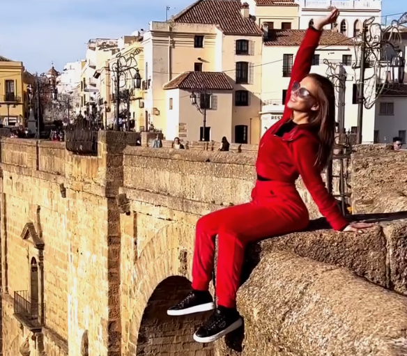 Una joven turista recibe cientos de críticas en las redes tras posar de forma peligrosa en el Puente Nuevo