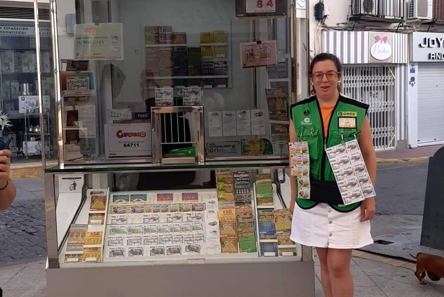La vendedora, Isabel Díaz, junto a su quiosco de calle Espinel.