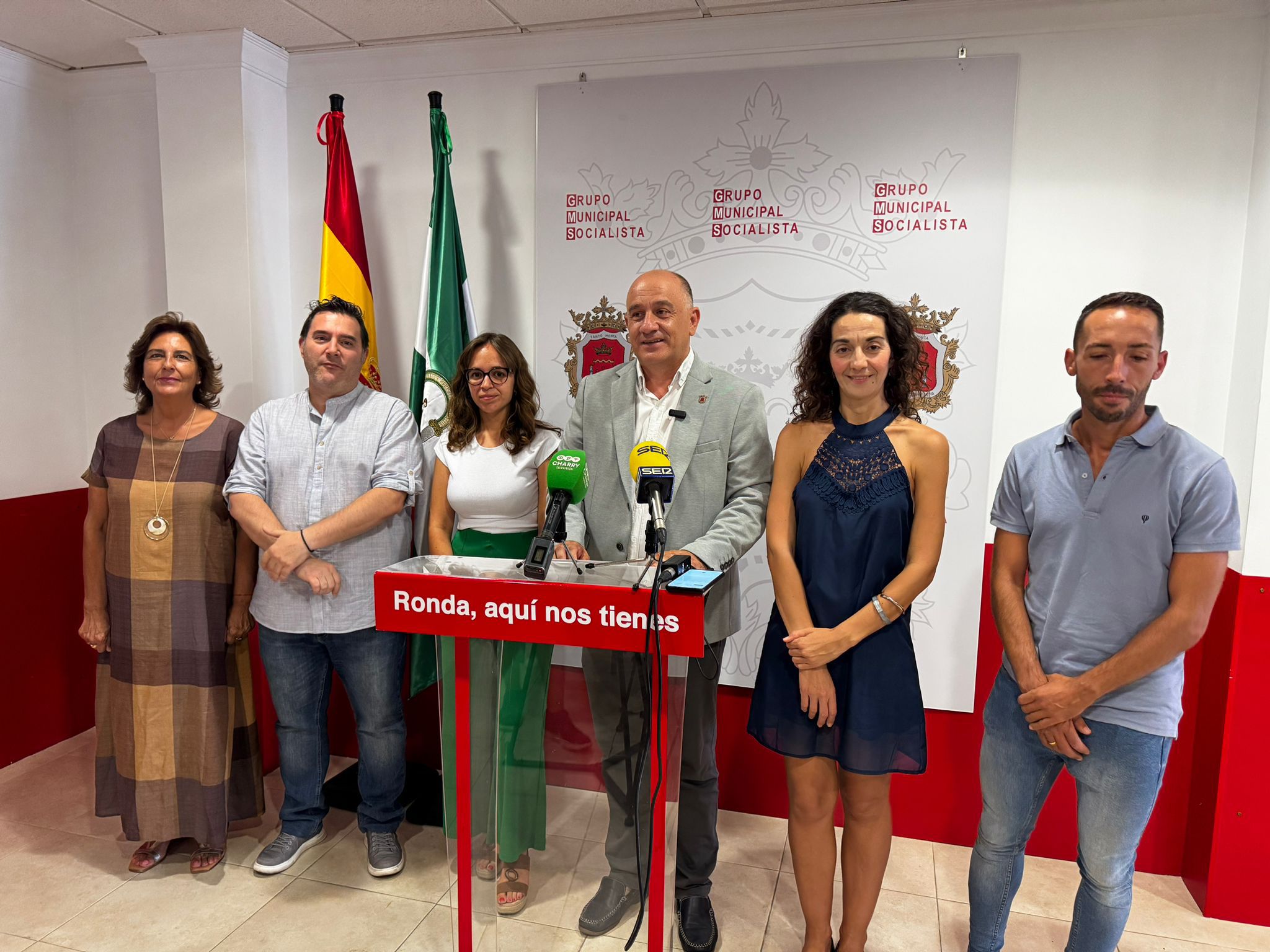 Cañestro junto a otros concejales del PSOE en la Casa del Pueblo., Foto de archivo.