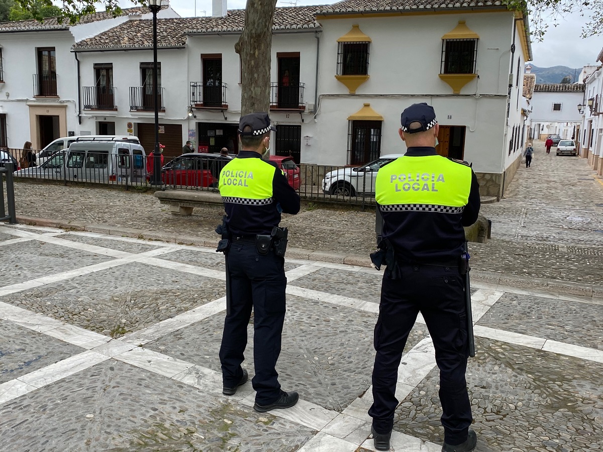 Agentes de la Policía Local detienen, tras una persecución, a un joven que había robado un coche y joyas por valor de 100.000 euros