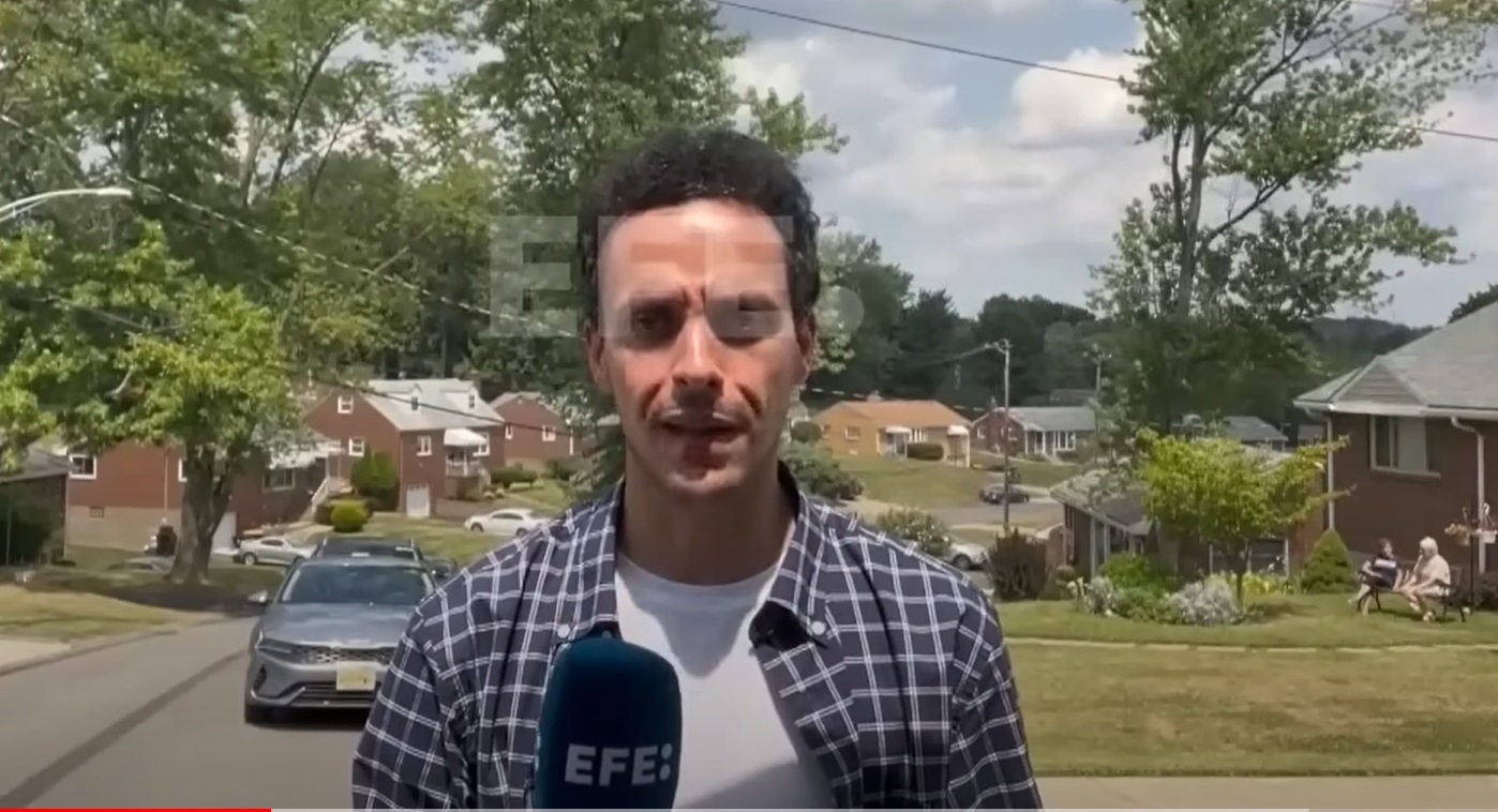 El periodista rondeño enviando una crónica desde EE.UU para la agencia Efe.