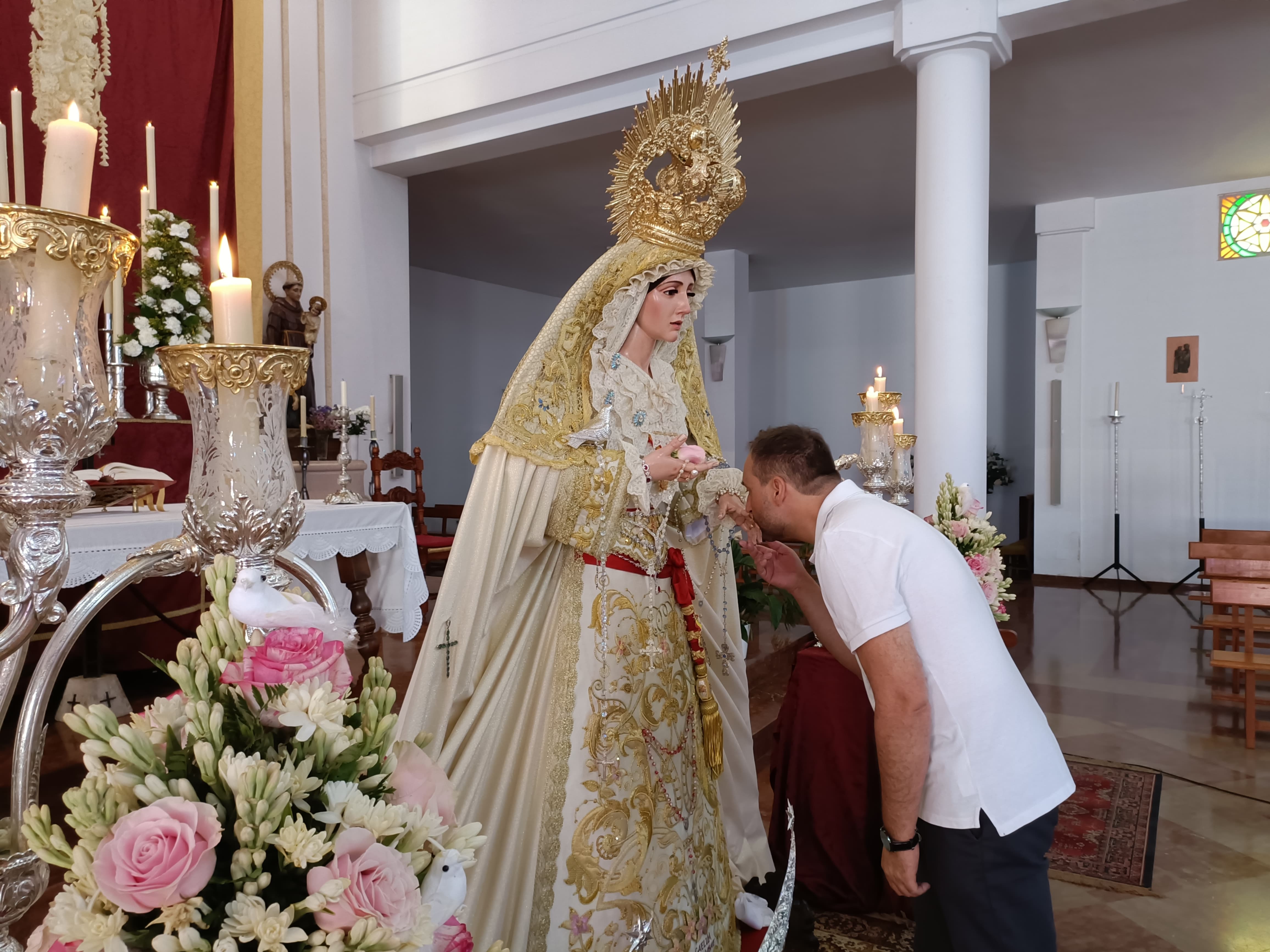 Numerosos fieles asistieron al devoto besamanos de la Virgen de la Paloma
