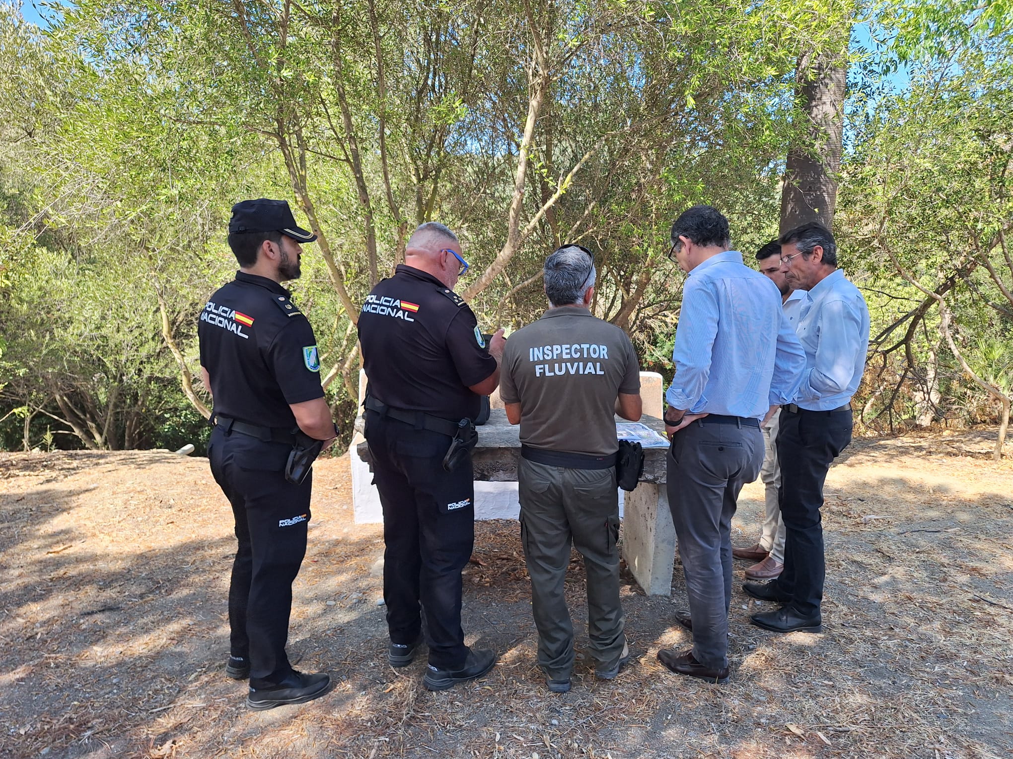 La Junta realiza controles en el río Guadiaro para evitar el riego ilegal de cultivos de aguacates