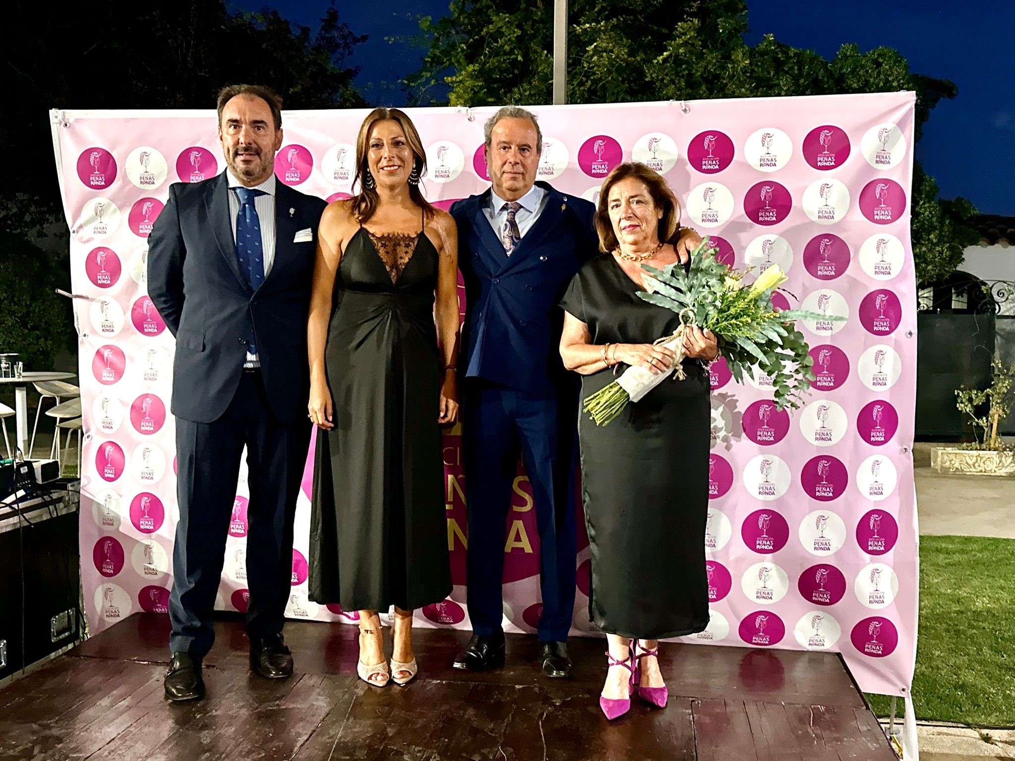 El presidente de las peñas, la alcaldesa, Juan Ruiz, y su señora.
