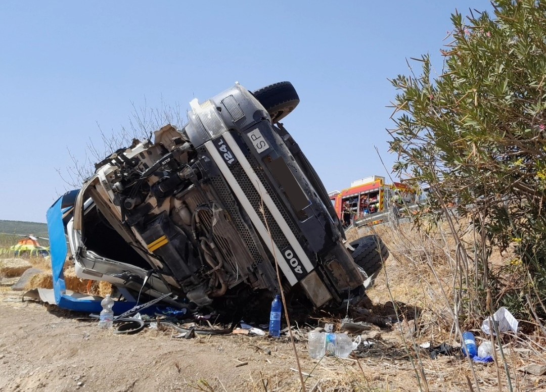 El conductor de un camión resulta herido tras volcar en la carretera A-367 Ronda-Campillos