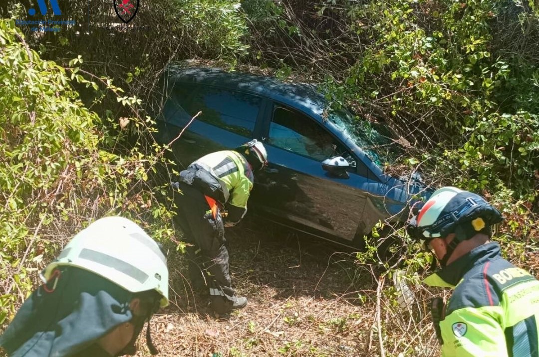 Momento en el que los bomberos rescatan a las dos personas. Foto: Consorcio Provincial de Bomberos.