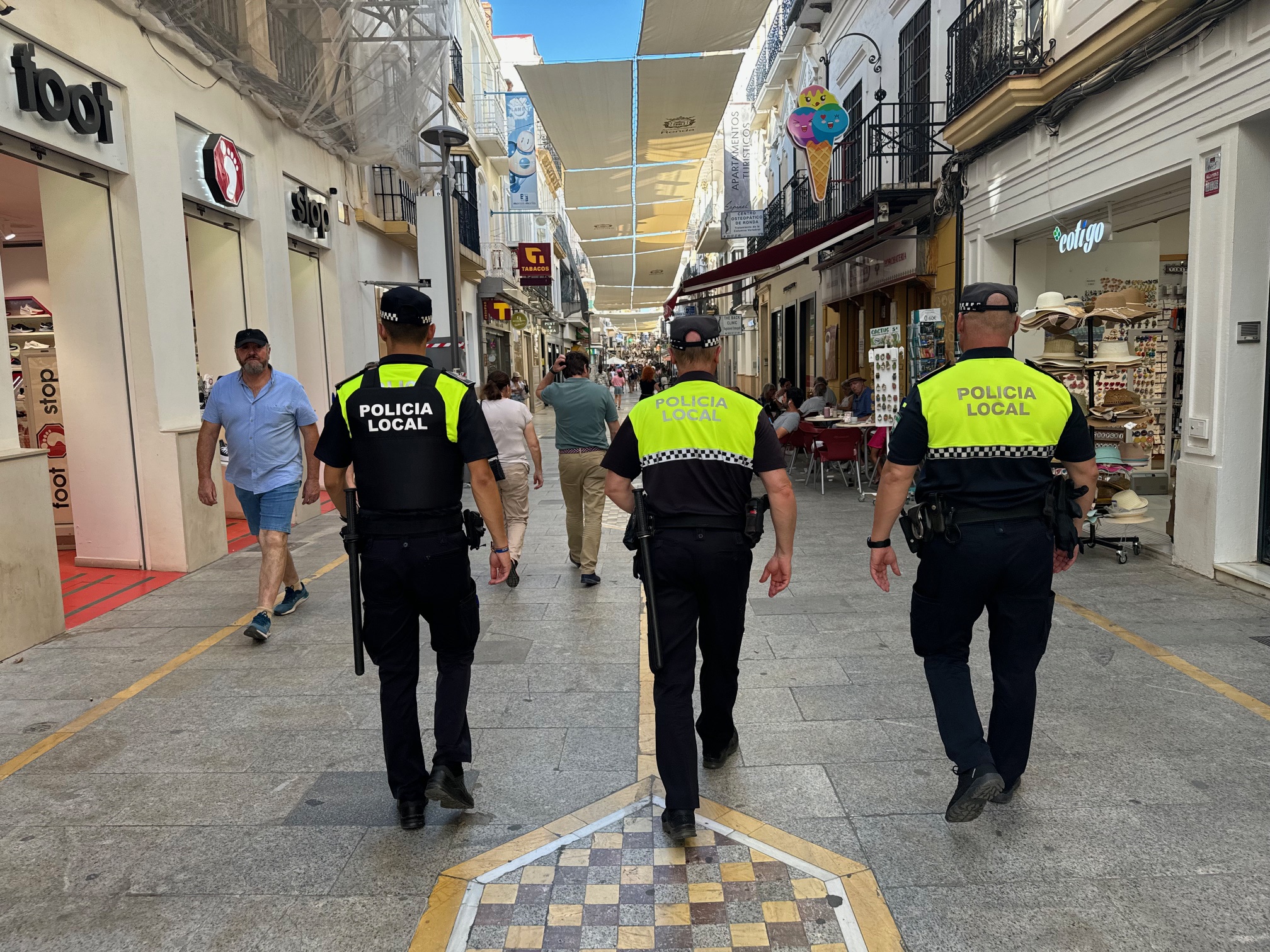 Agentes de la Policía Local patrullando el centro de Ronda este verano.