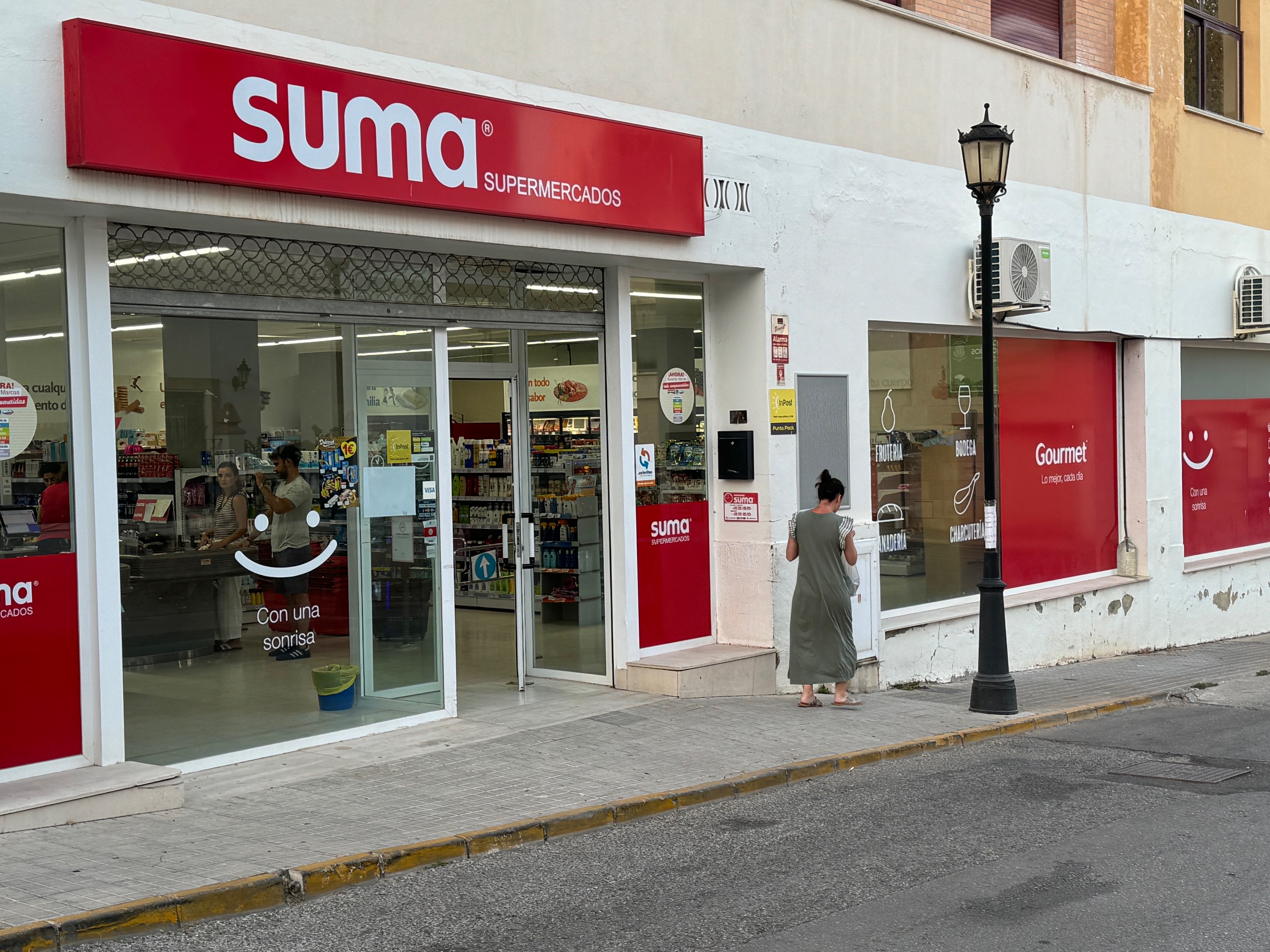 Detien al ladrón que robó 600 euros a punta de navaja en un supermercado del barrio de San Francisco