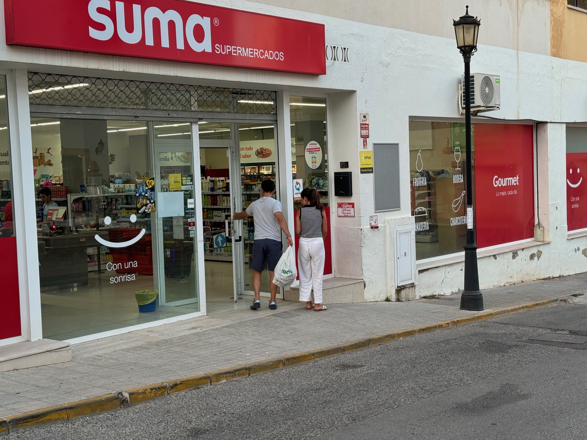 Condenan a tres años y medio de cárcel al ladrón que asaltó el supermercado de San Francisco con un cuchillo de grandes dimensiones