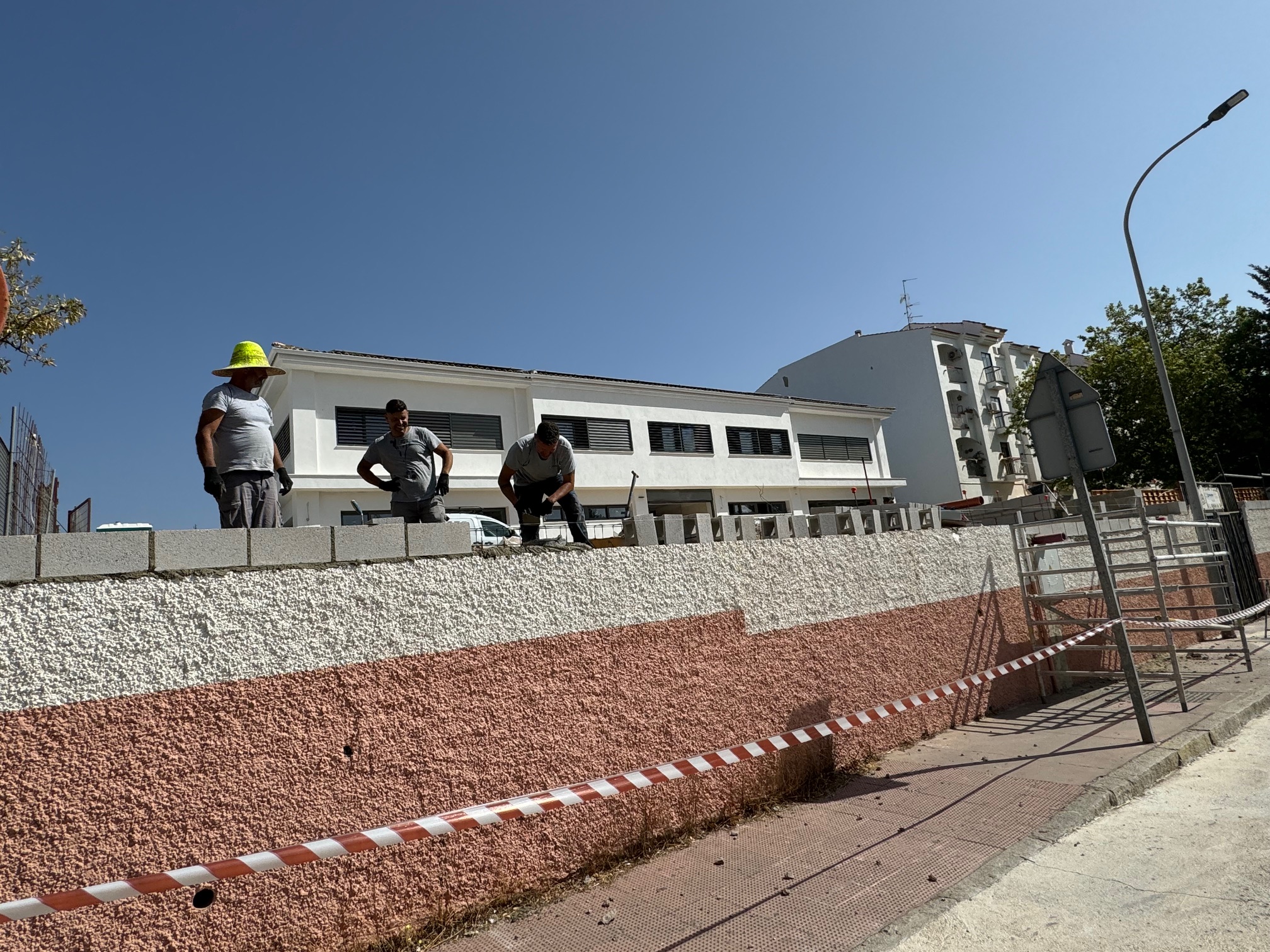 Los operarios están dando los últimos retoques al nuevo edificio.
