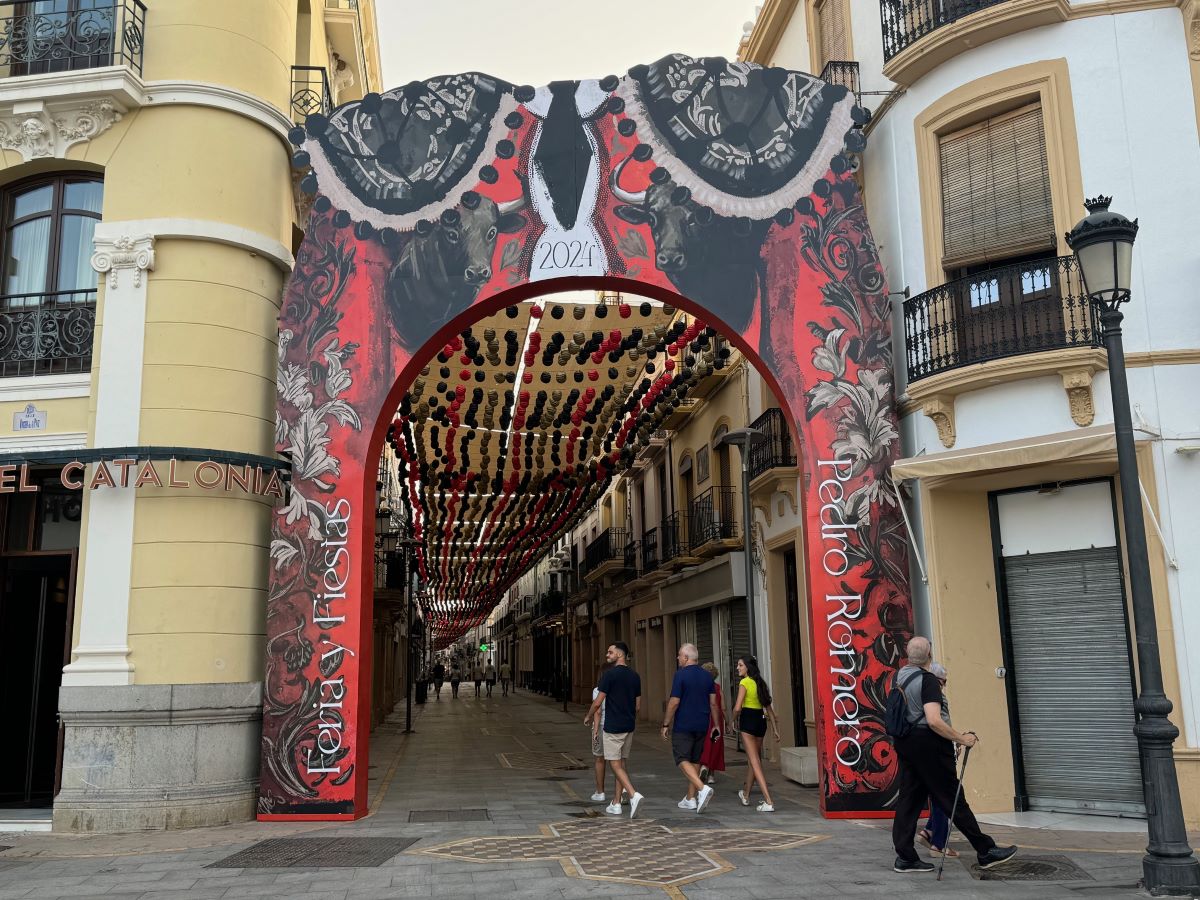 Ya portada de Feria en el centro ya luce en la calle de La Bola.