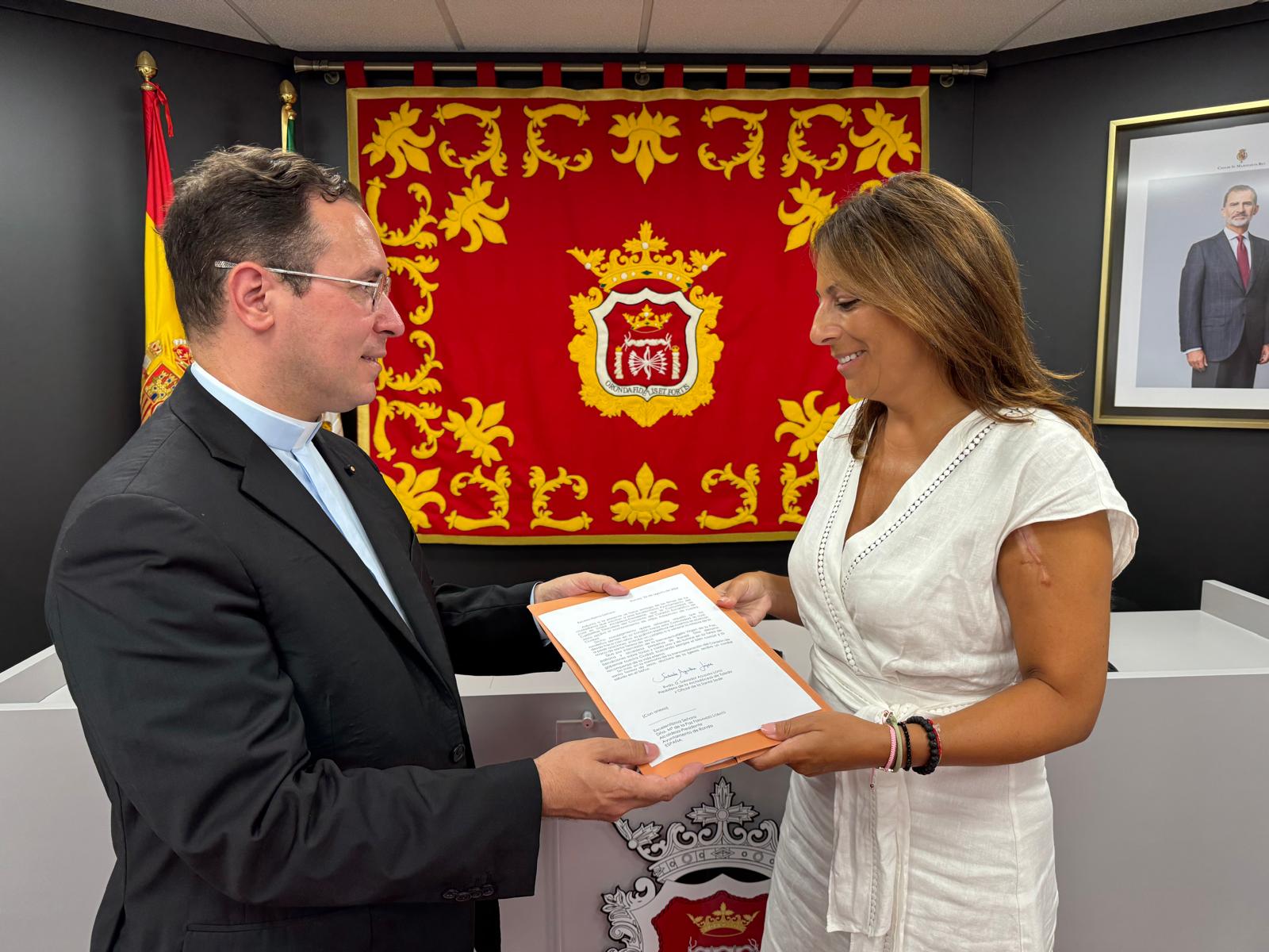 El sacerdote SAlvador Aguilera ha entregado hoy las firmas a la alcaldesa.