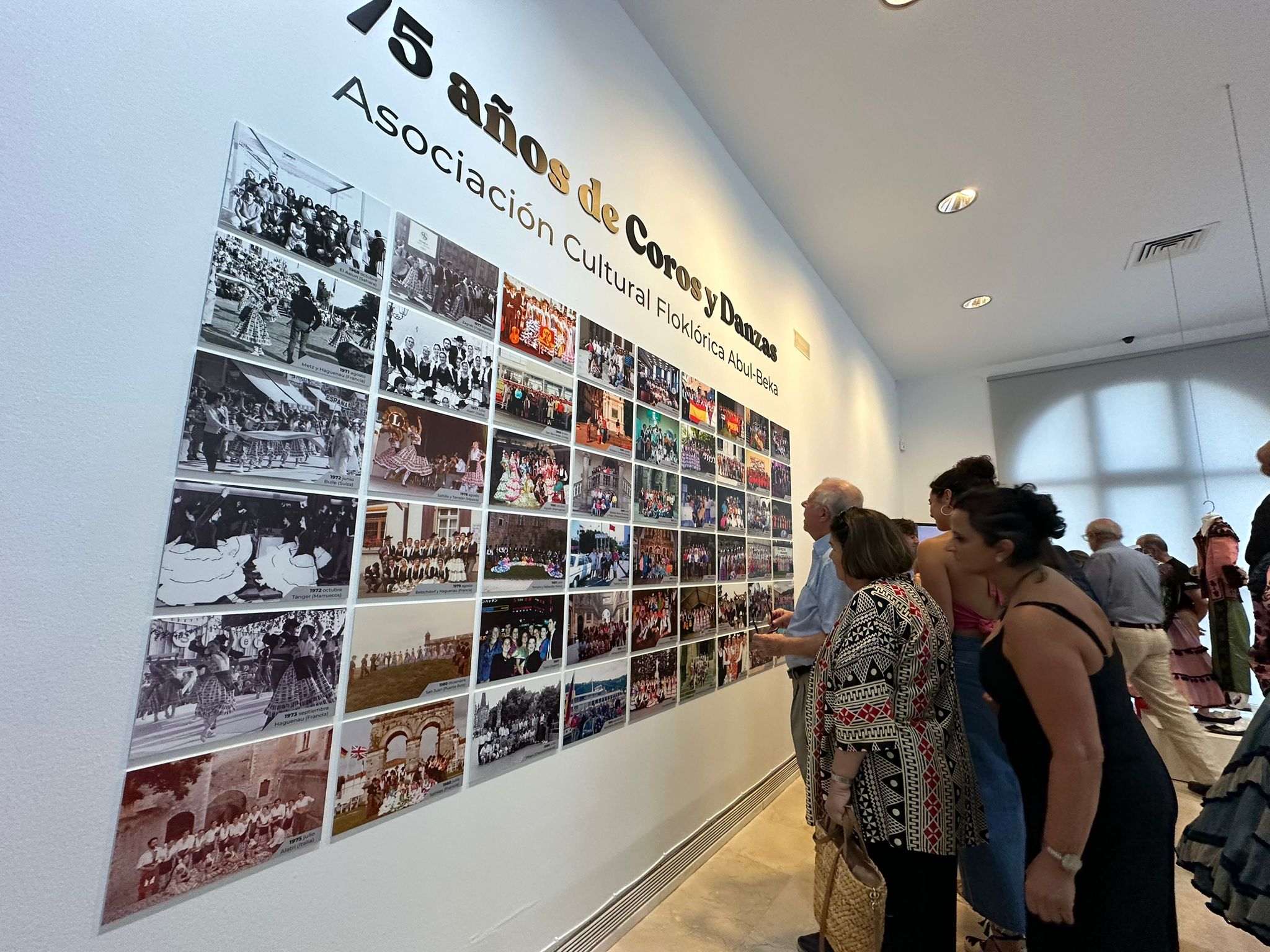 En la muestra se ofrecen fotografías, trajes y artículos sobre la historia de los Coros y Danzas.