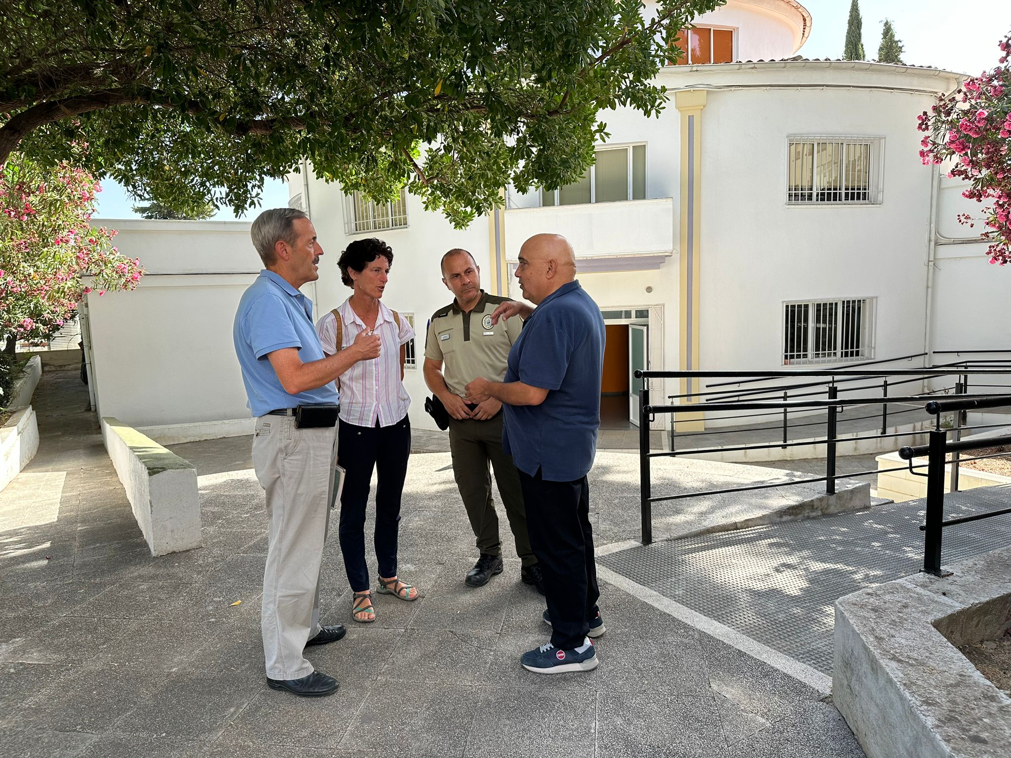 El concejal de urbanismo junto a técnicos de la Junta, hoy en la Casa de la Juventud.