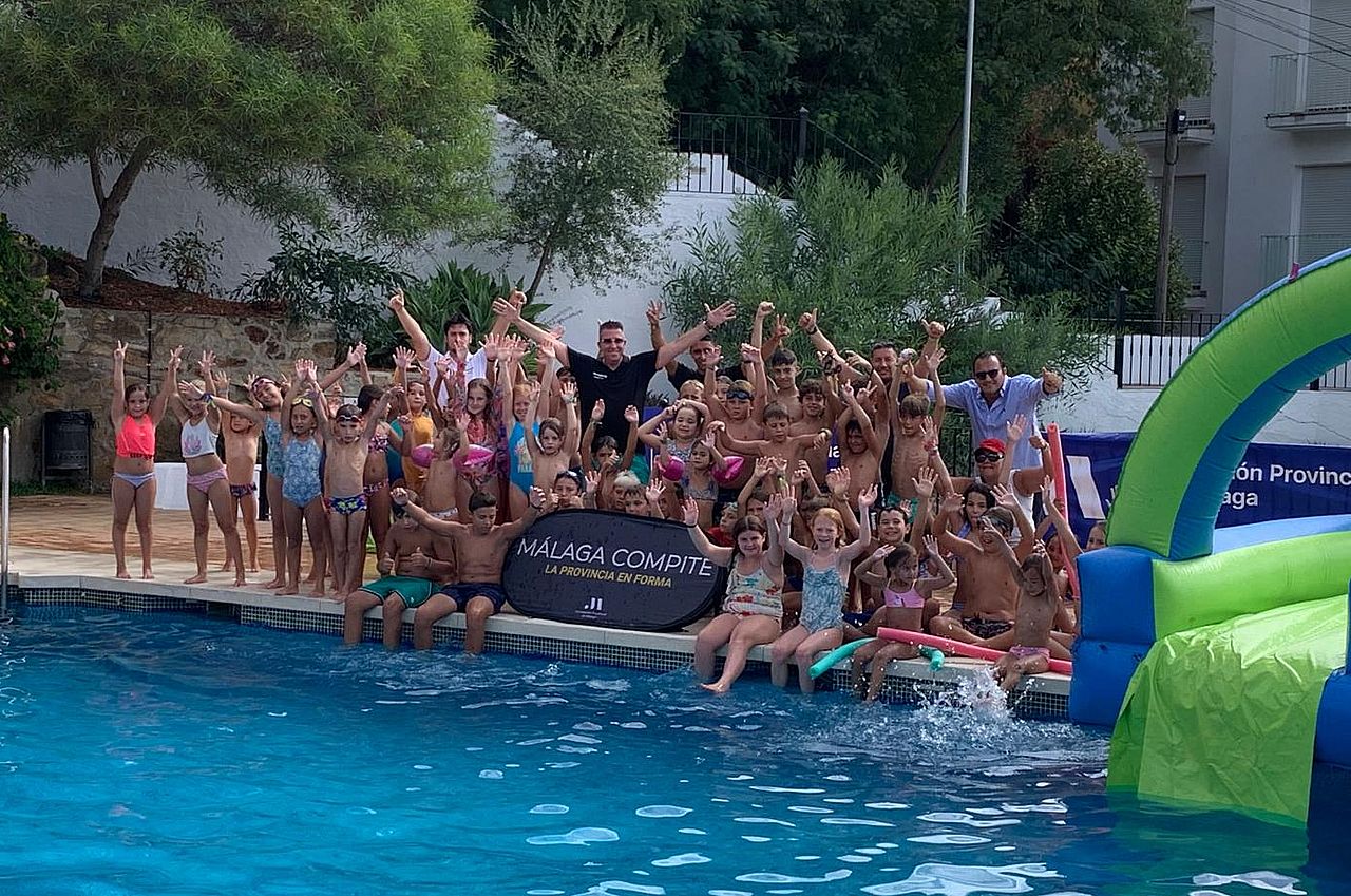 Más de cincuenta niños de la provincia han participado en esta jornada acuática en Gaucín.