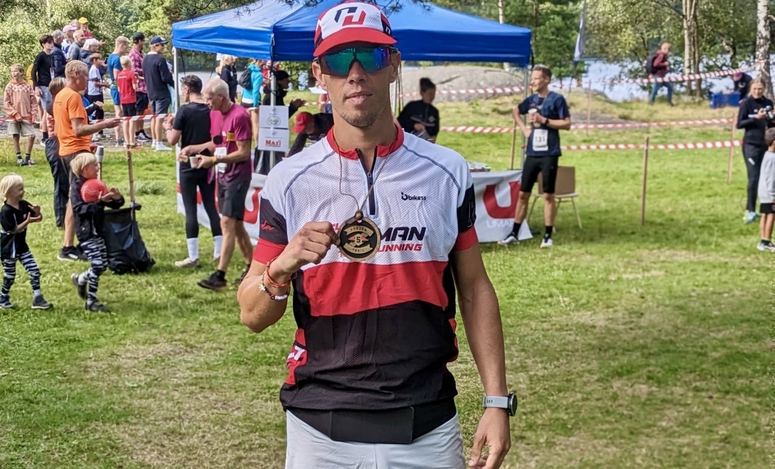 Javier Heredia muestra su trofeo al finalizar la prueba.