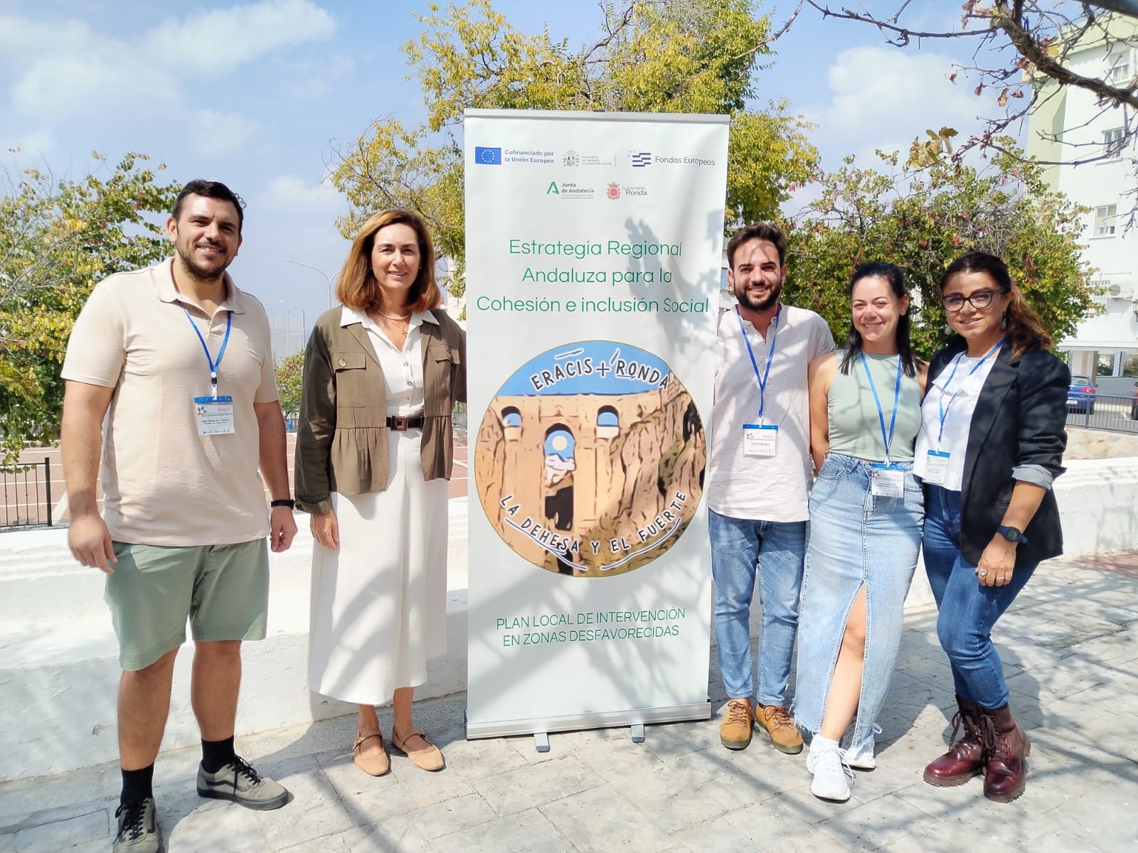 La concejal de Bienestar Social junto a monitores del programa Eracis+.