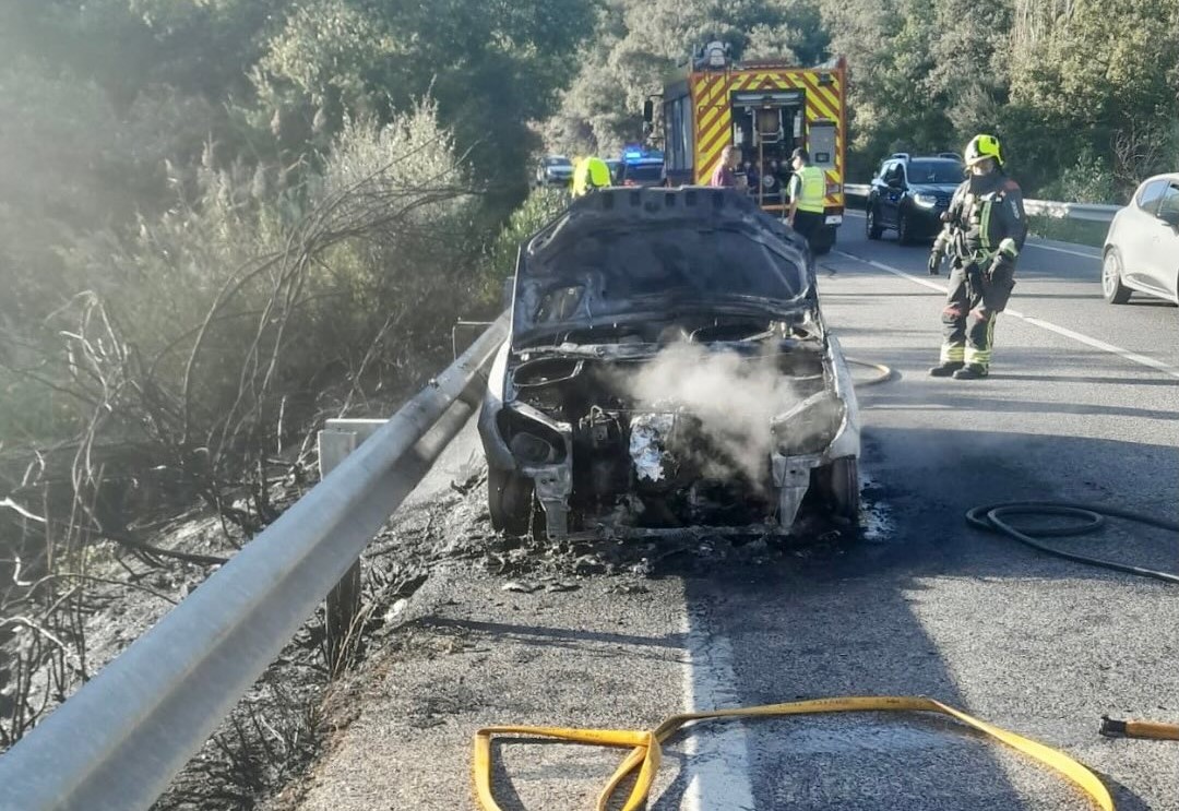 El turismo quedó totalmente calcinado. Foto: Consorcio Provincial de Bomberos de Ronda.