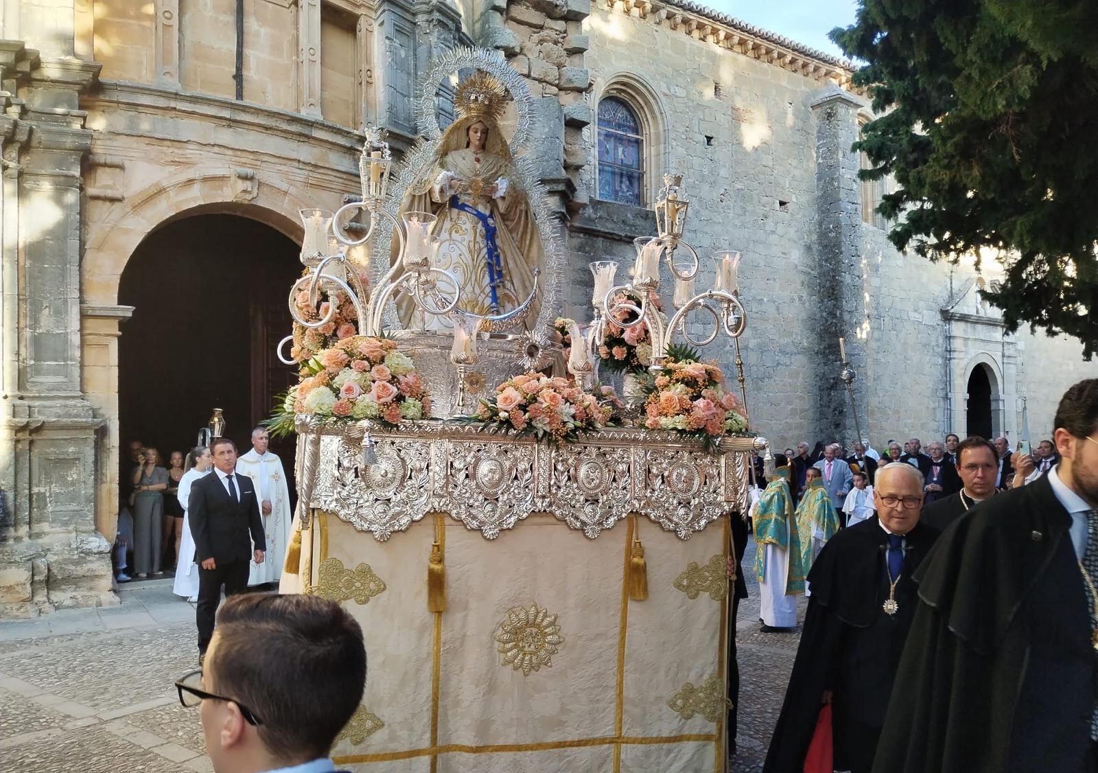 Nuestra Señora de la Aurora llena de oración y cánticos las históricas callejuelas de Ronda