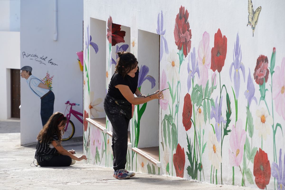 Instalan más murales artísticos en las calles de Cartajima