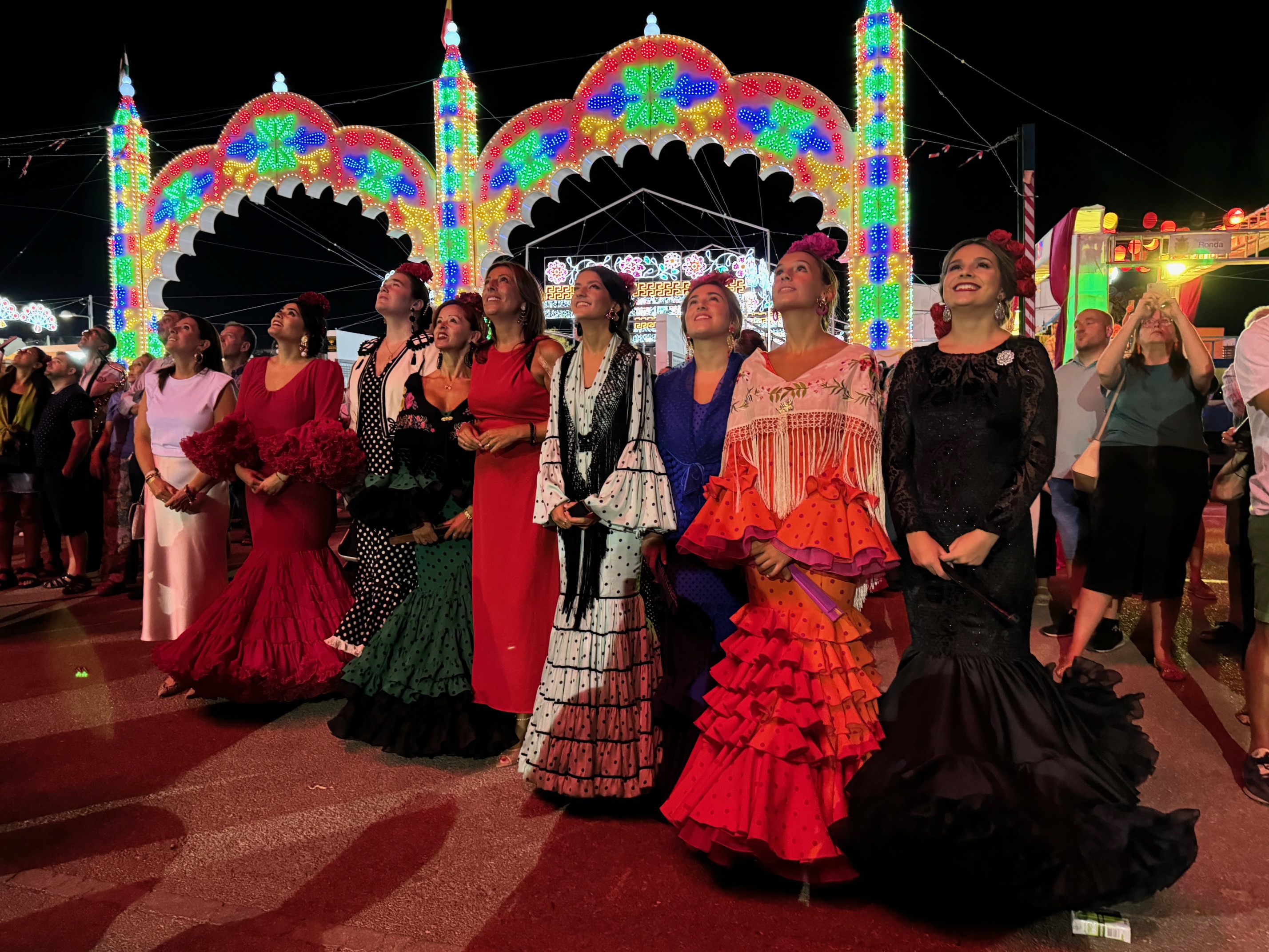 La alcaldesa y las Damas Goyescas encendieron el alumbrado de Feria en el Real 'Angel Harillo'.