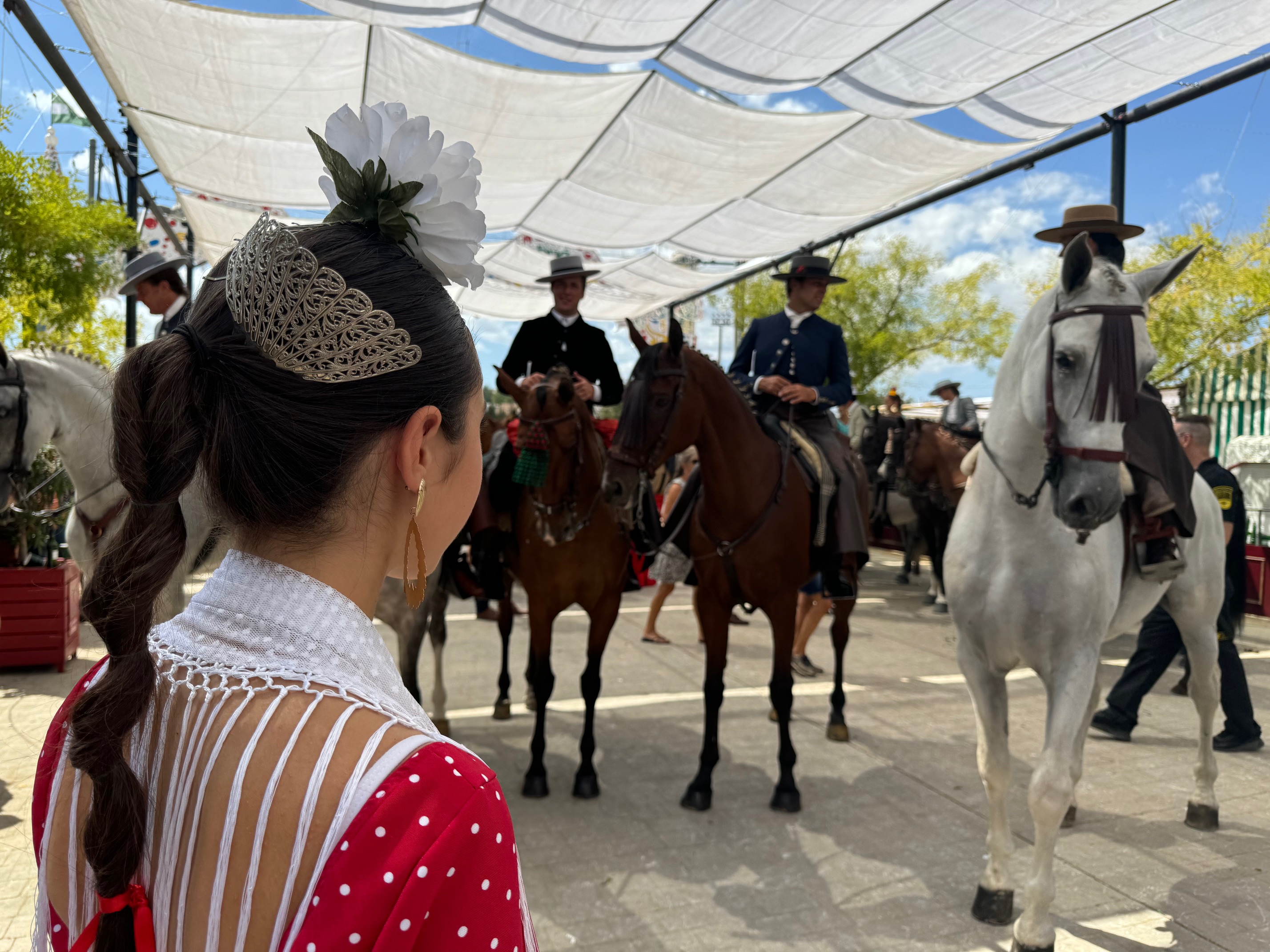 Los trajes de flamenca y los caballos han sido hoy protagonistas en el Real 'Angel Harillo'.