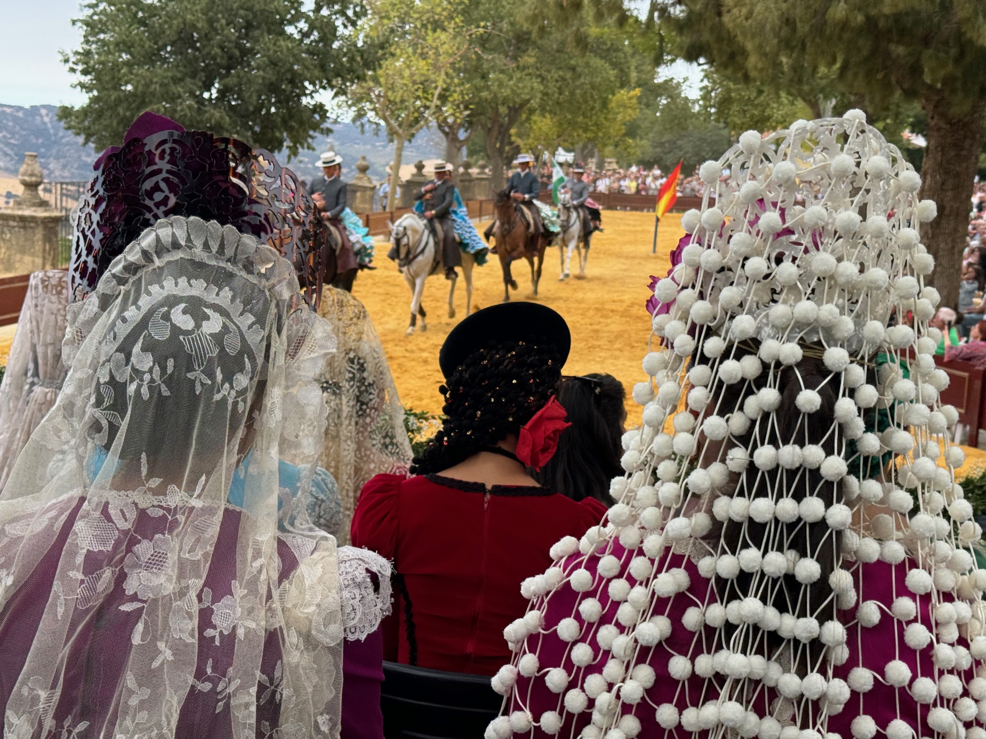 Damas Goyescas presenciando el espectáculo ecuestre celebrado en la Alameda.