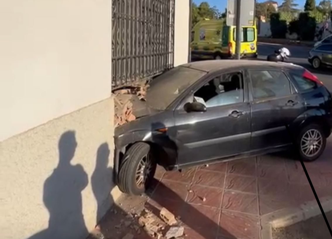 El coche traspasó el local comercial tras perder el control.