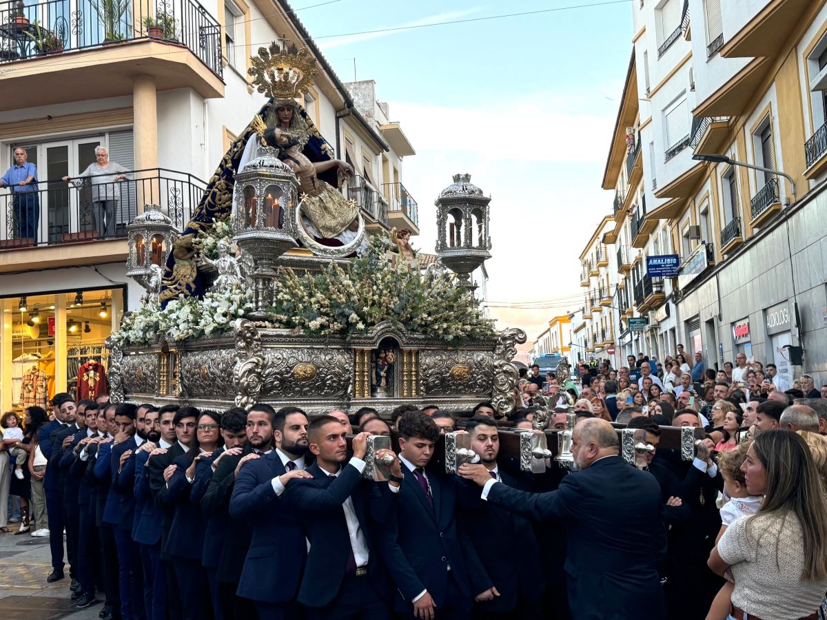 Las Angustias recorrió las principales calles de la ciuidad en una tarde fresca.
