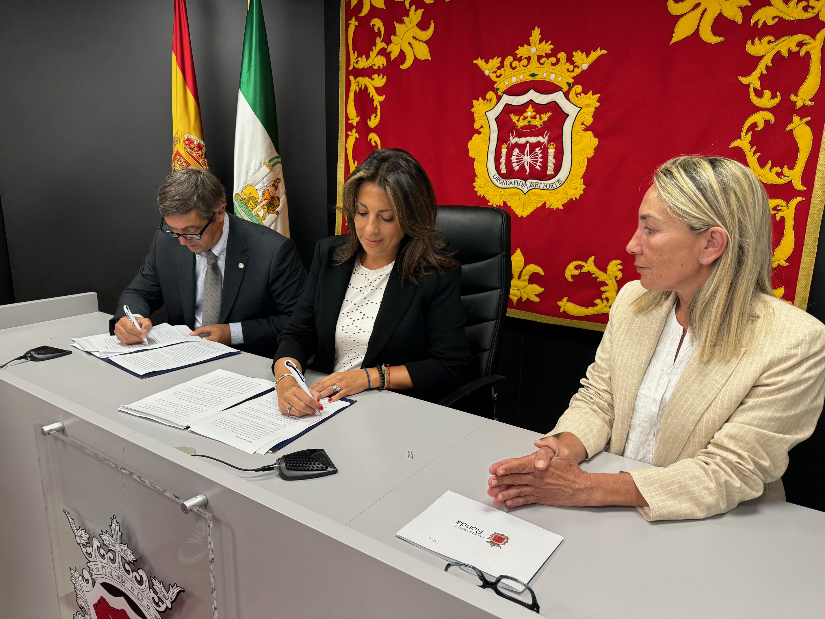 La regidora ynel respoonsable académico han firmado hoy el protocolo para la llegada de Fisioterapia.