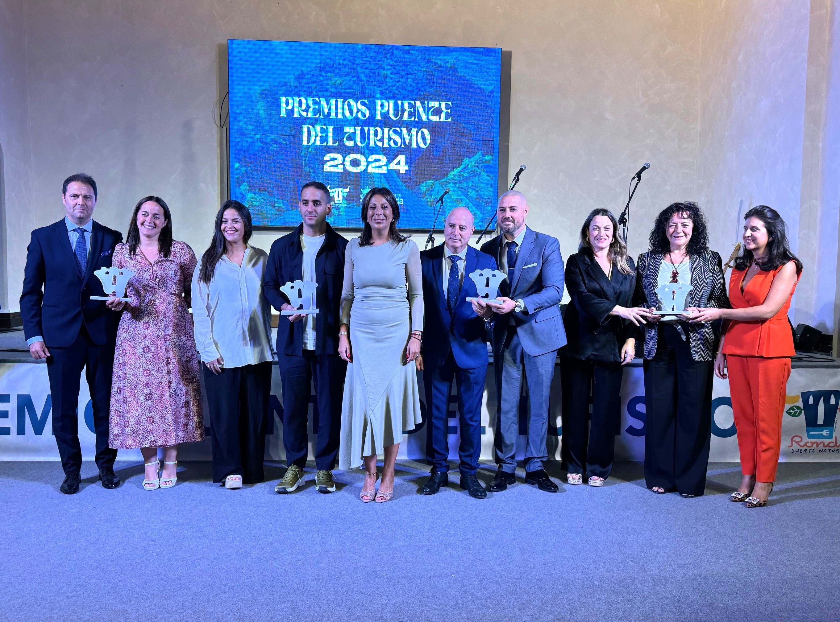 La alcaldesa junto a las empresas y entidades galardonadas este año.
