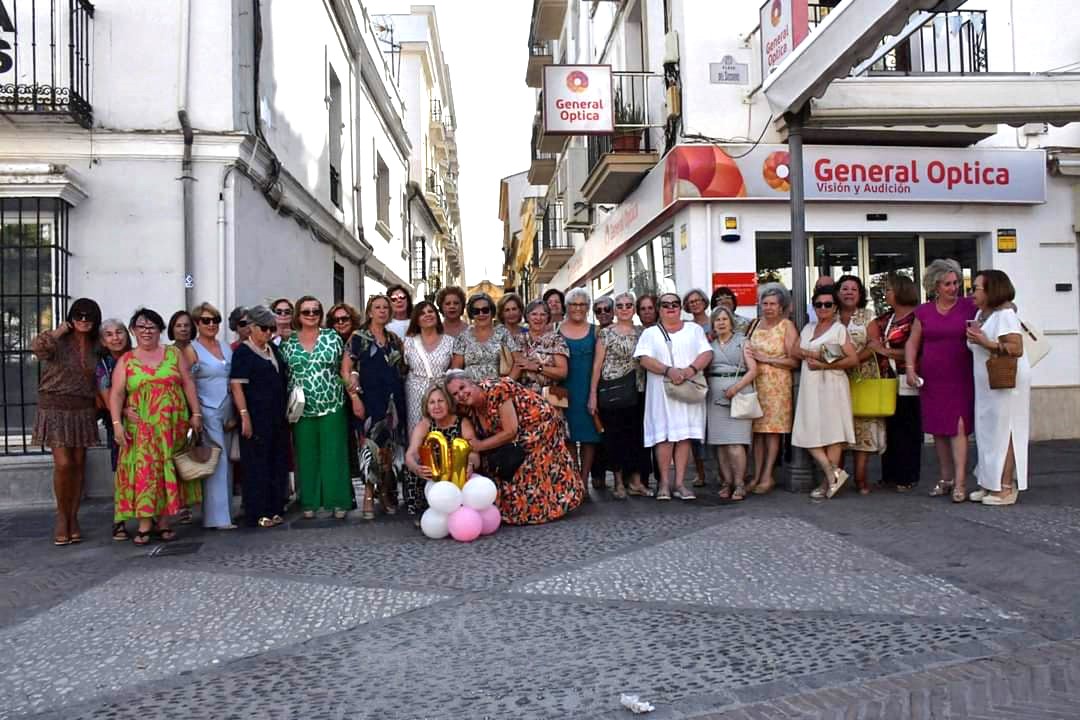 Foto del numeroso grupo de trabajadoras que se han reencontrado este año.